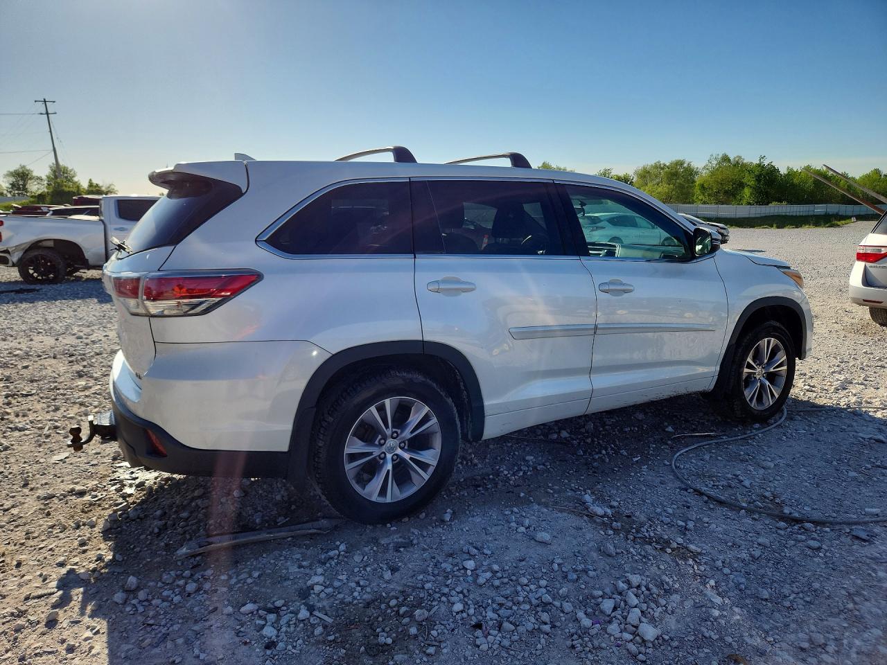 2015 Toyota Highlander Le Plus White vin: 5TDBKRFH5FS088098