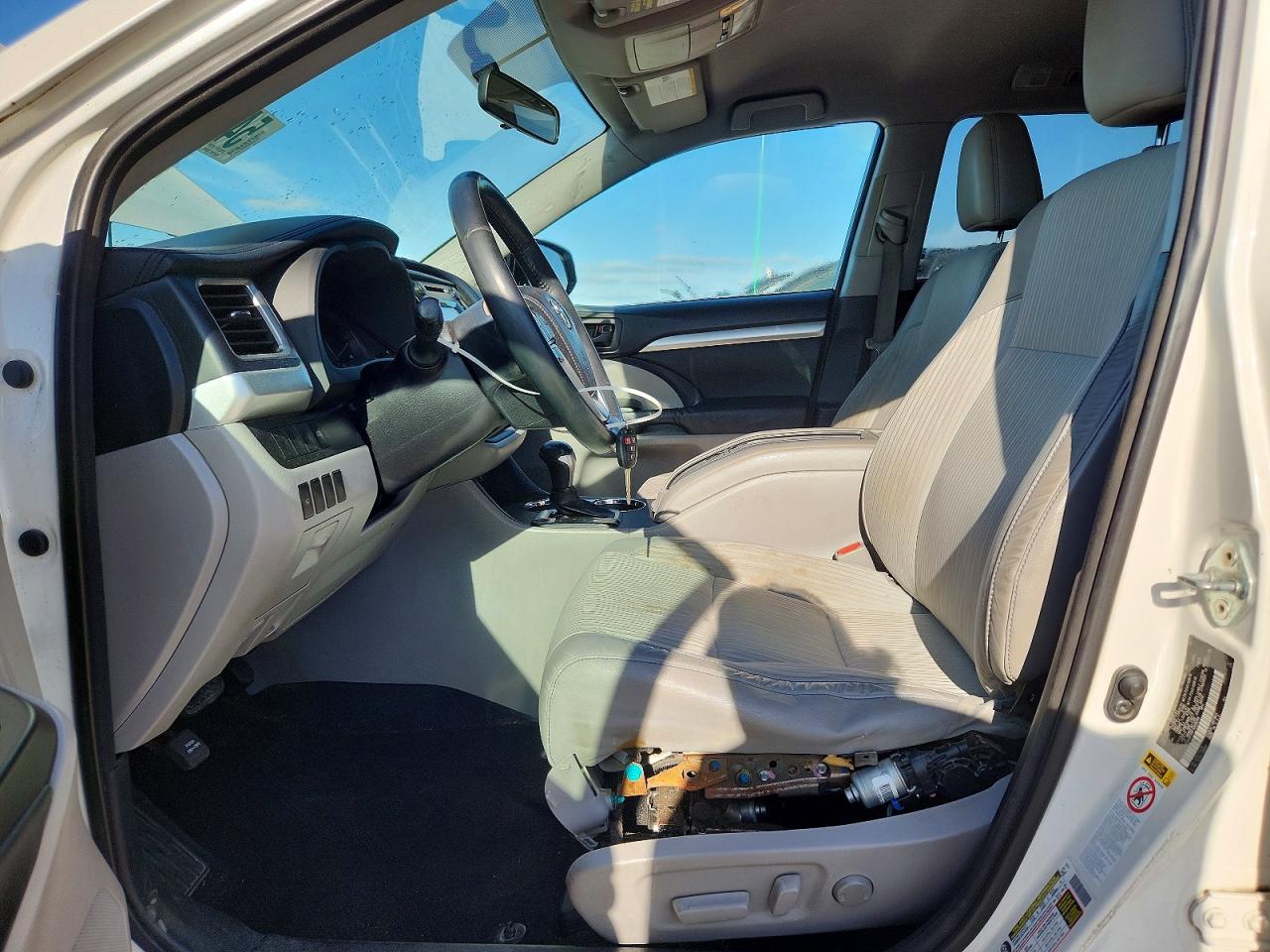 2015 Toyota Highlander Le Plus White vin: 5TDBKRFH5FS088098