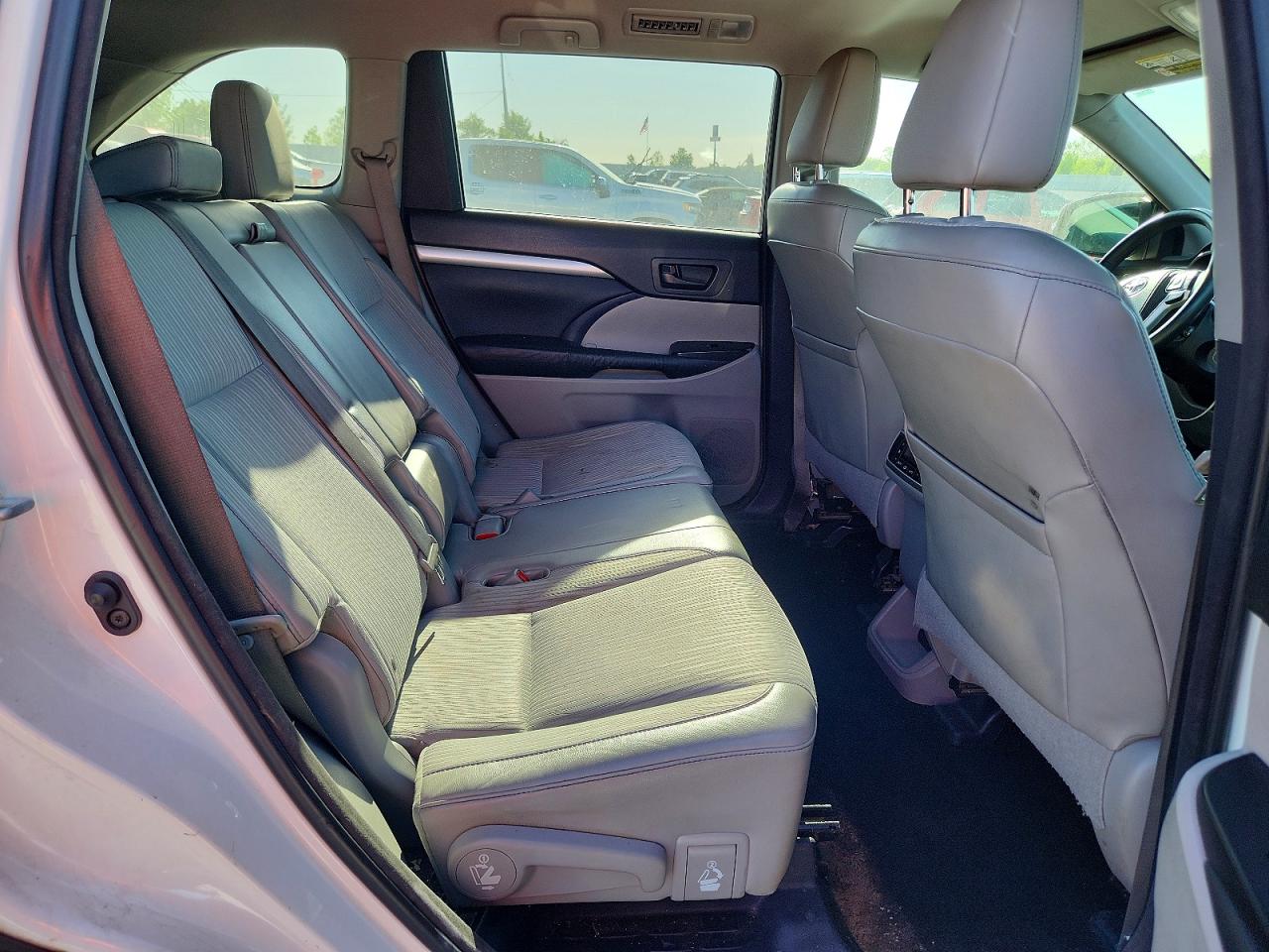 2015 Toyota Highlander Le Plus White vin: 5TDBKRFH5FS088098