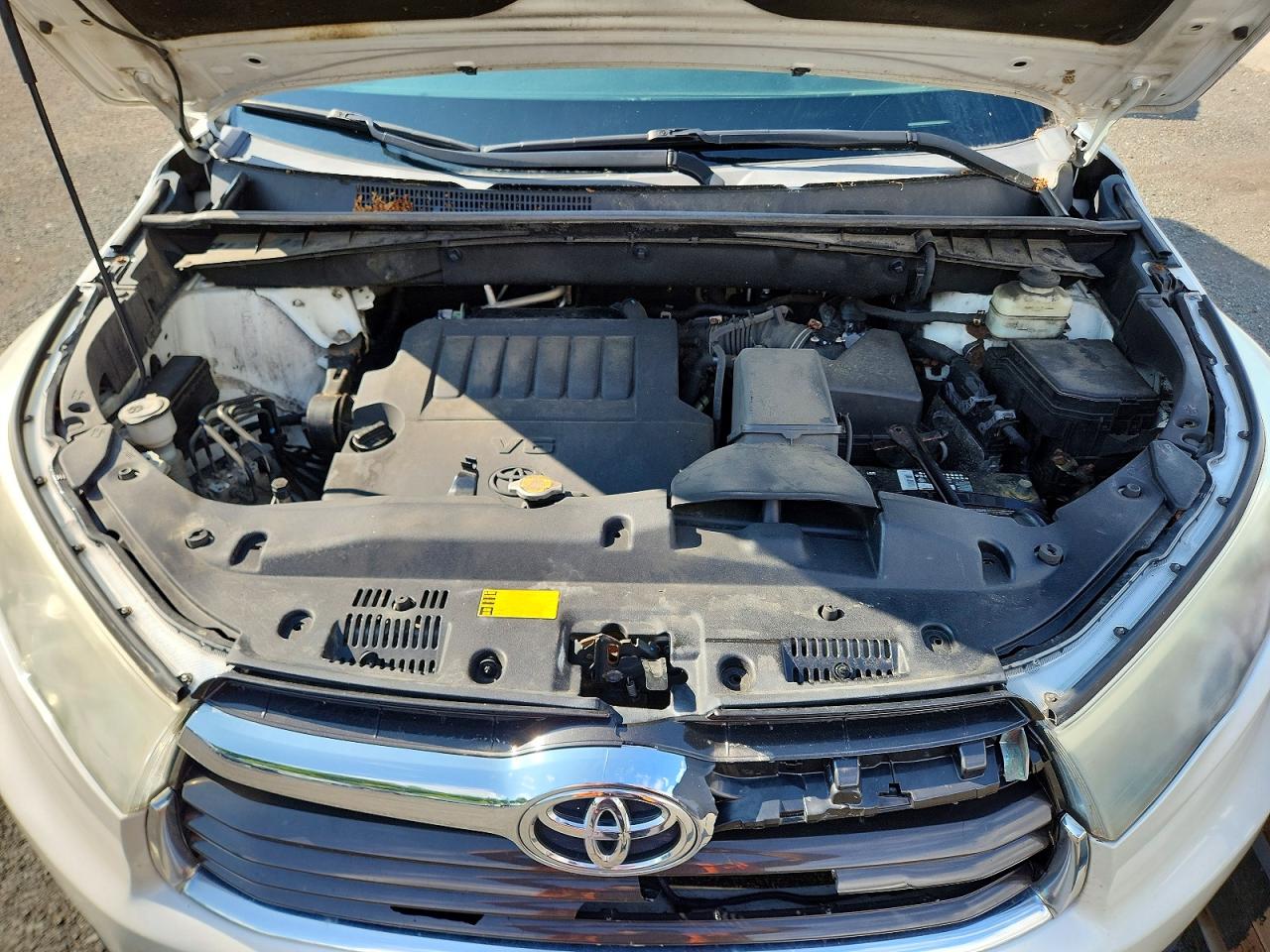 2015 Toyota Highlander Le Plus White vin: 5TDBKRFH5FS114795
