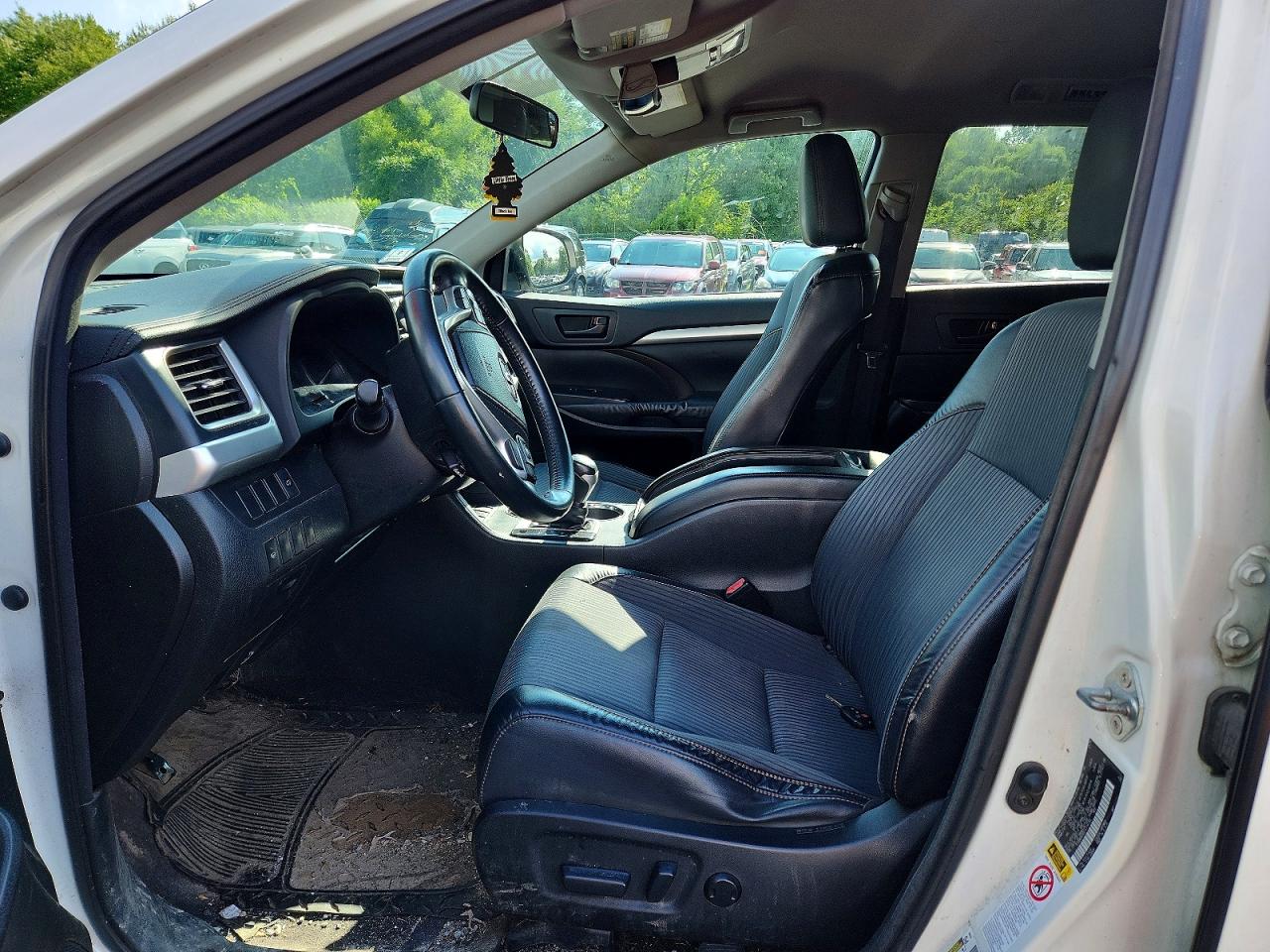 2015 Toyota Highlander Le Plus White vin: 5TDBKRFH5FS114795