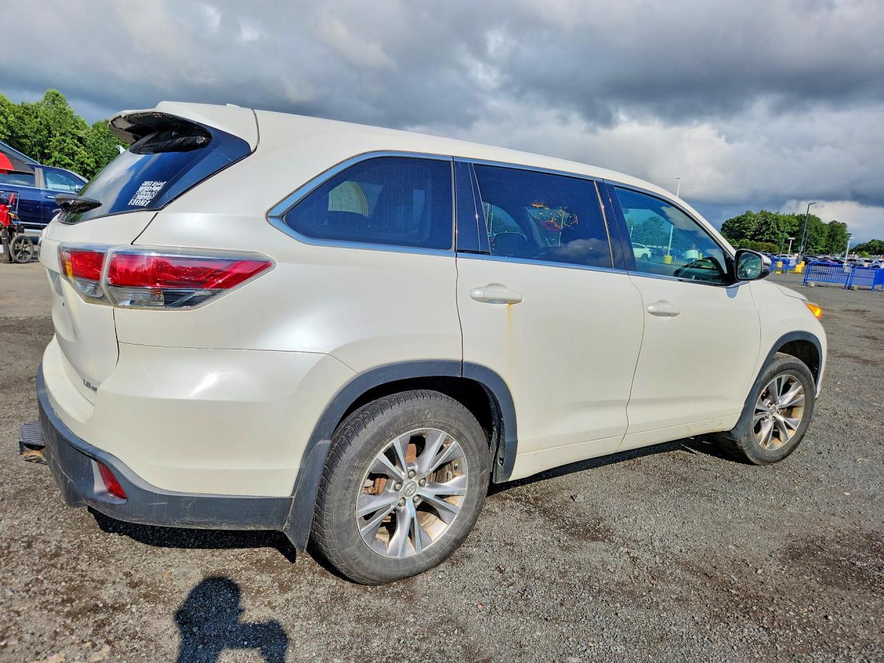 2015 Toyota Highlander Le Plus White vin: 5TDBKRFH5FS114795
