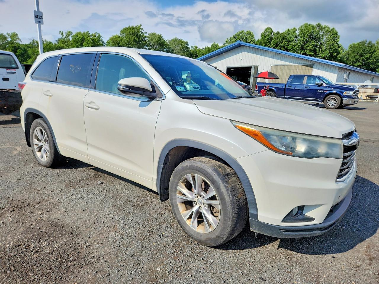 2015 Toyota Highlander Le Plus White vin: 5TDBKRFH5FS114795