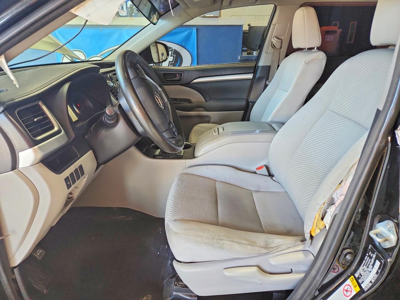 2015 Toyota Highlander Le Black vin: 5TDBKRFH5FS143018