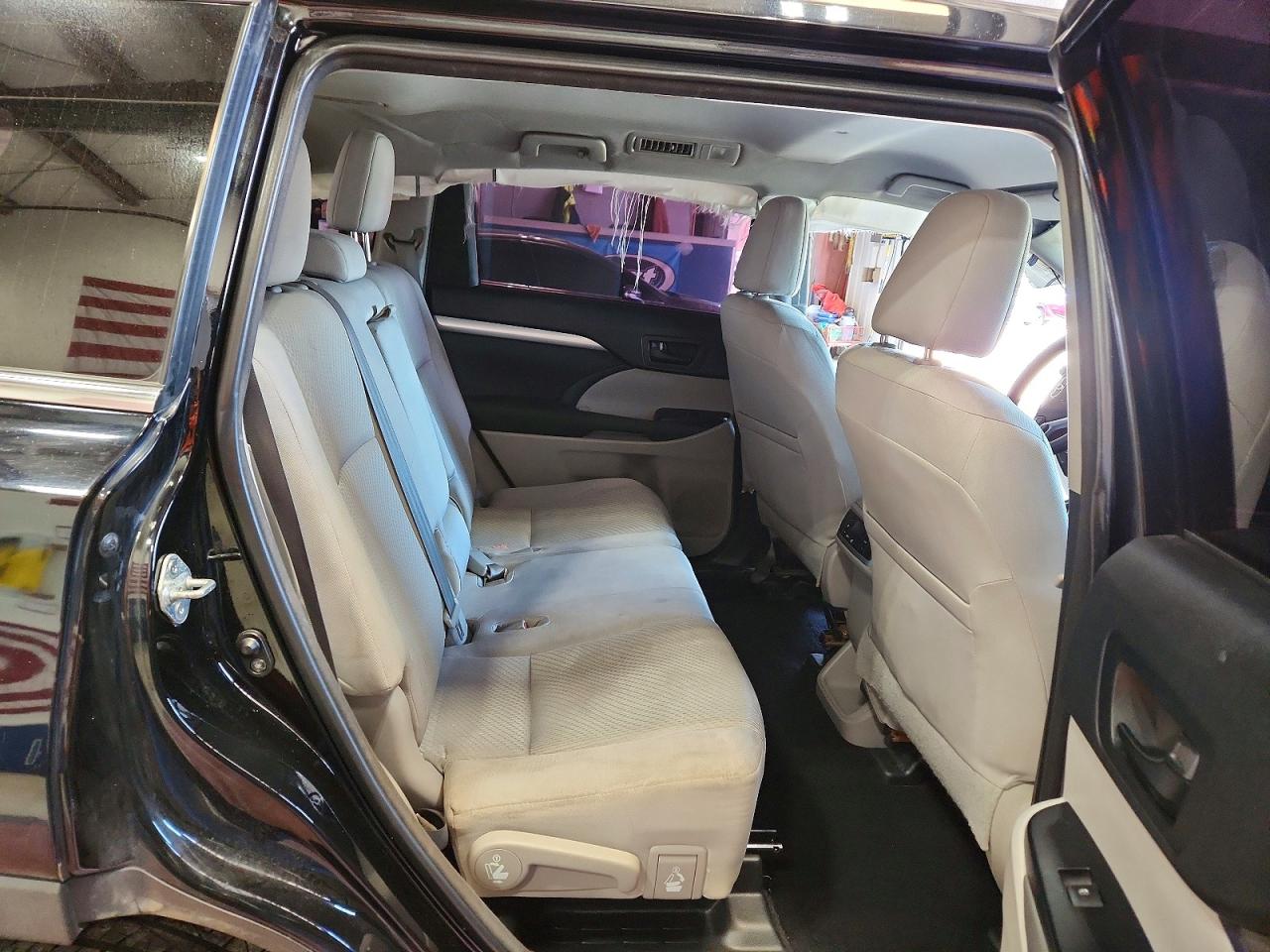 2015 Toyota Highlander Le Black vin: 5TDBKRFH5FS143018