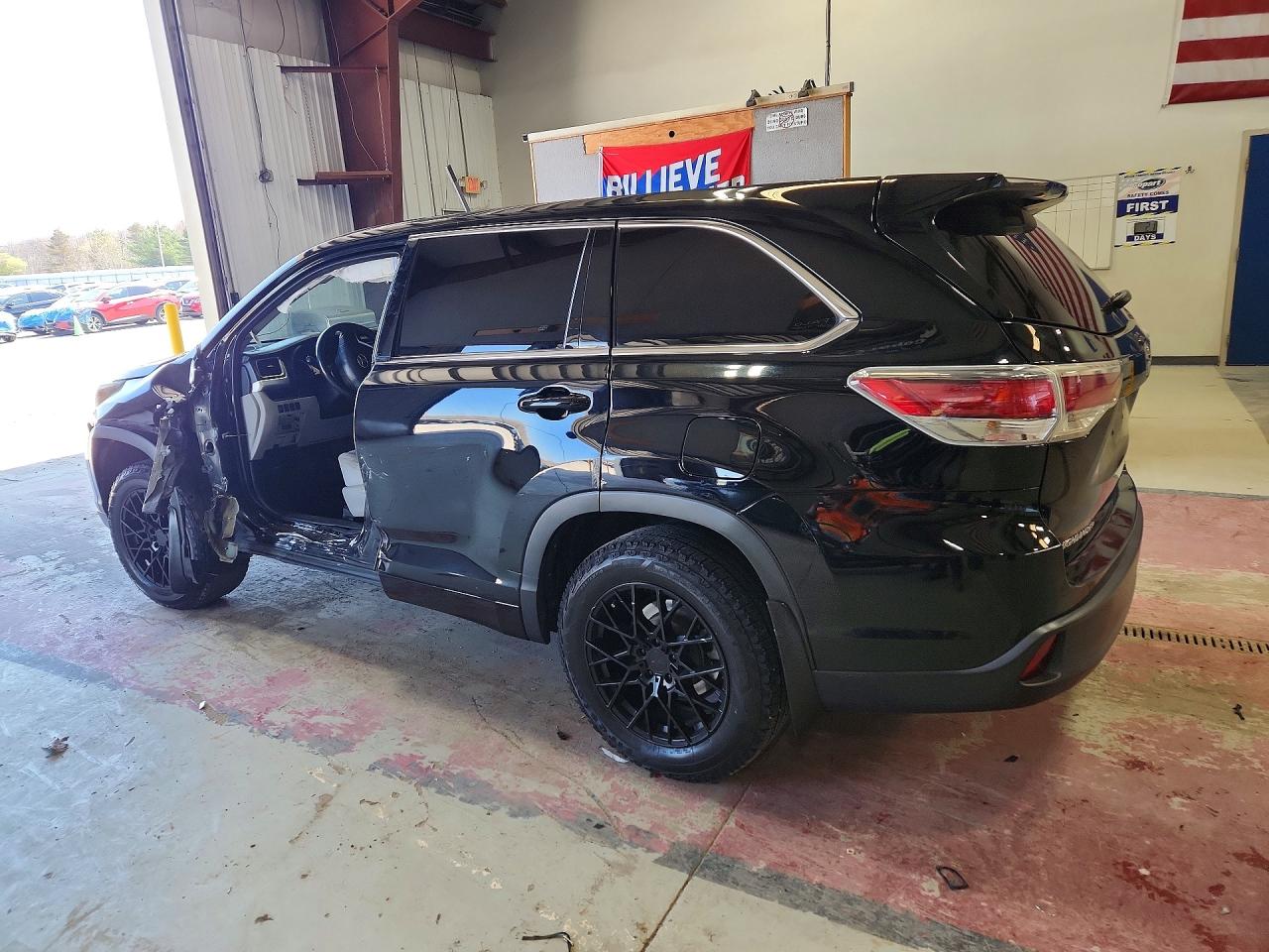 2015 Toyota Highlander Le Black vin: 5TDBKRFH5FS143018