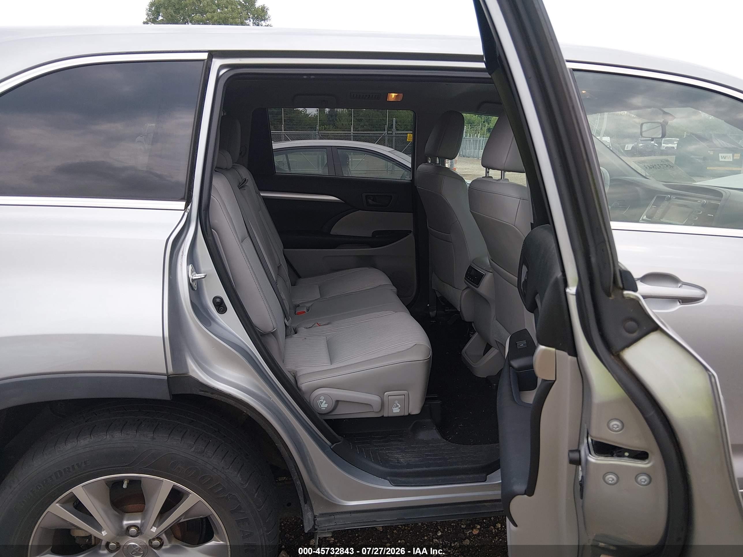 2015 Toyota Highlander Le Plus V6 Silver vin: 5TDBKRFH5FS161714