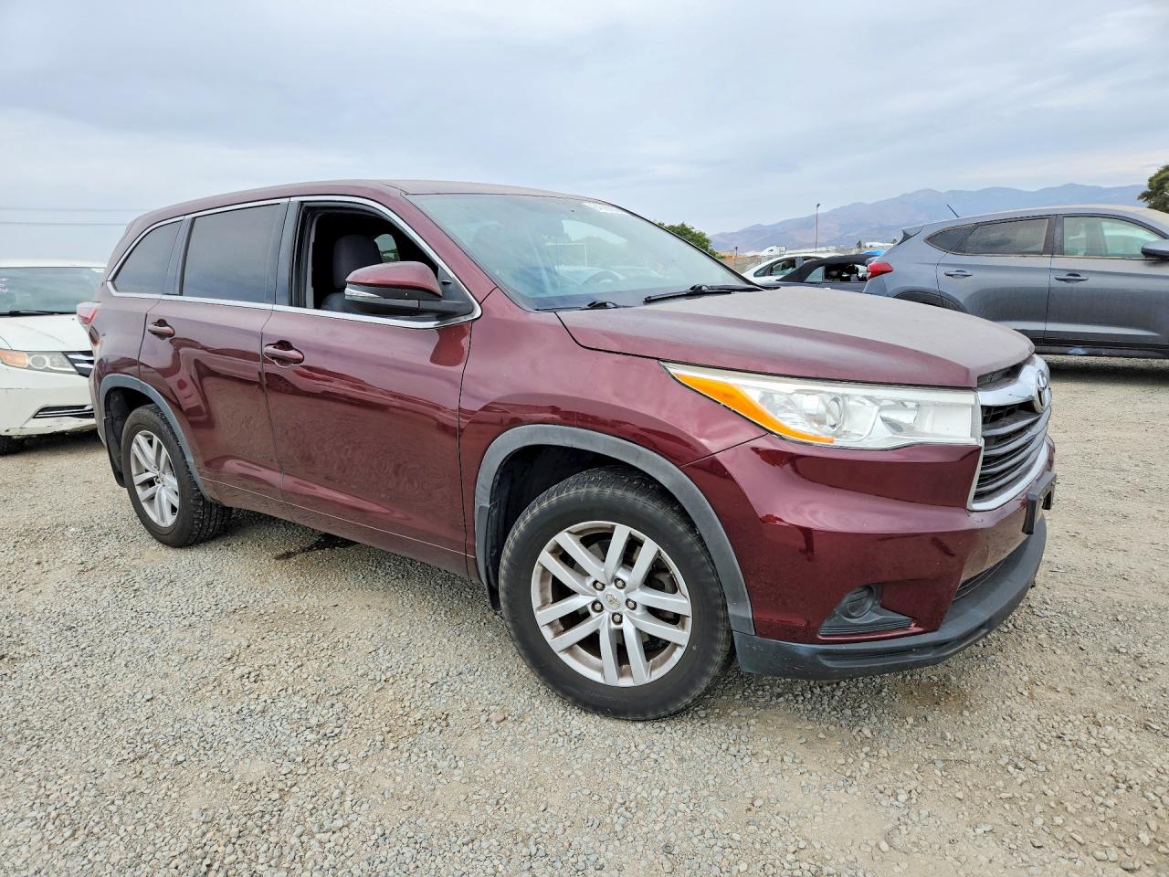 2015 Toyota Highlander Le Burgundy vin: 5TDBKRFH5FS184927