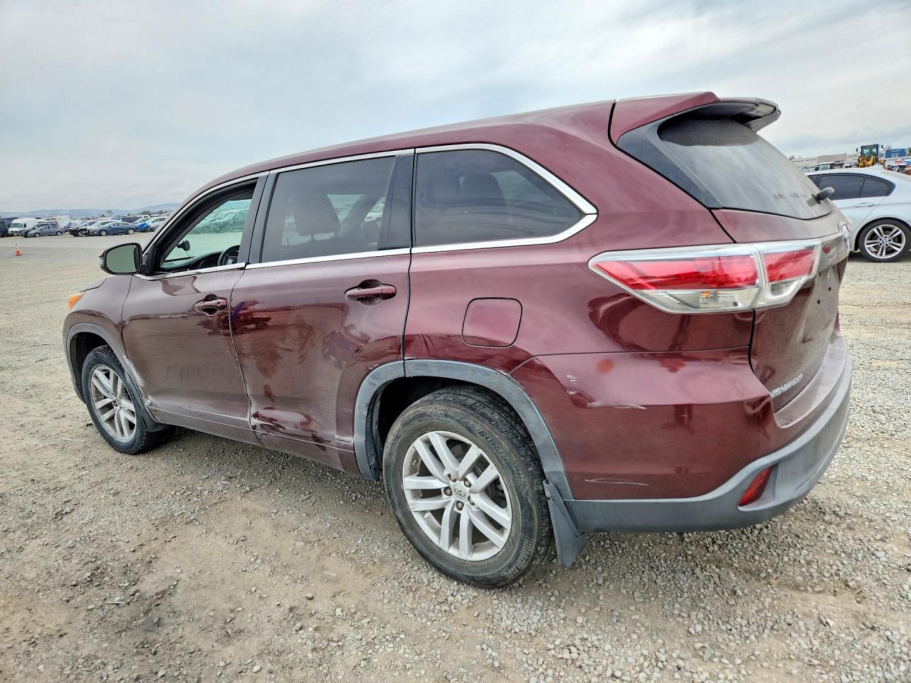 2015 Toyota Highlander Le Burgundy vin: 5TDBKRFH5FS184927