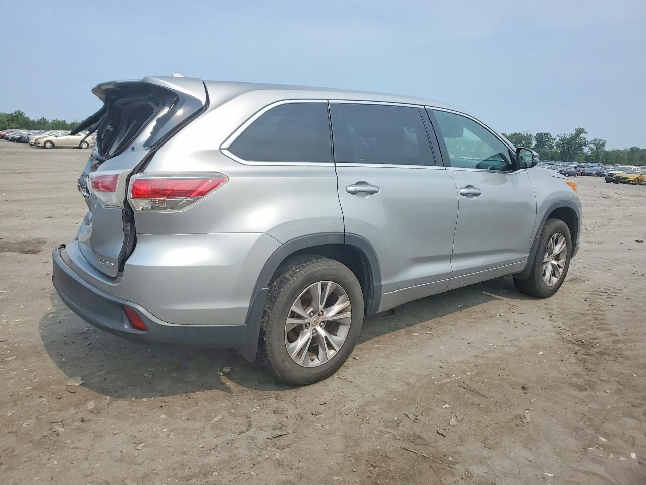 2015 Toyota Highlander Le Plus Серебряный vin: 5TDBKRFH5FS193885