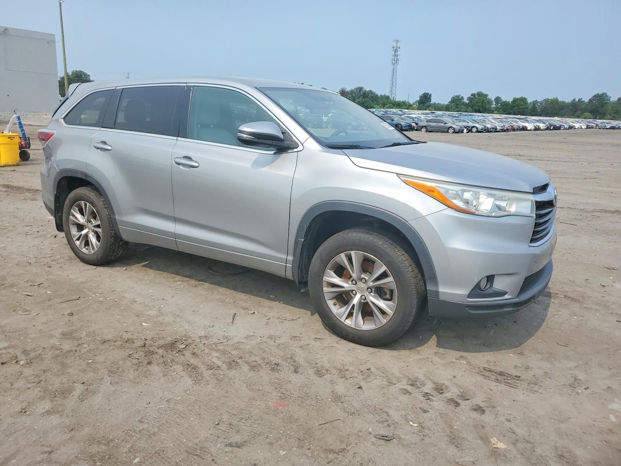2015 Toyota Highlander Le Plus Серебряный vin: 5TDBKRFH5FS193885