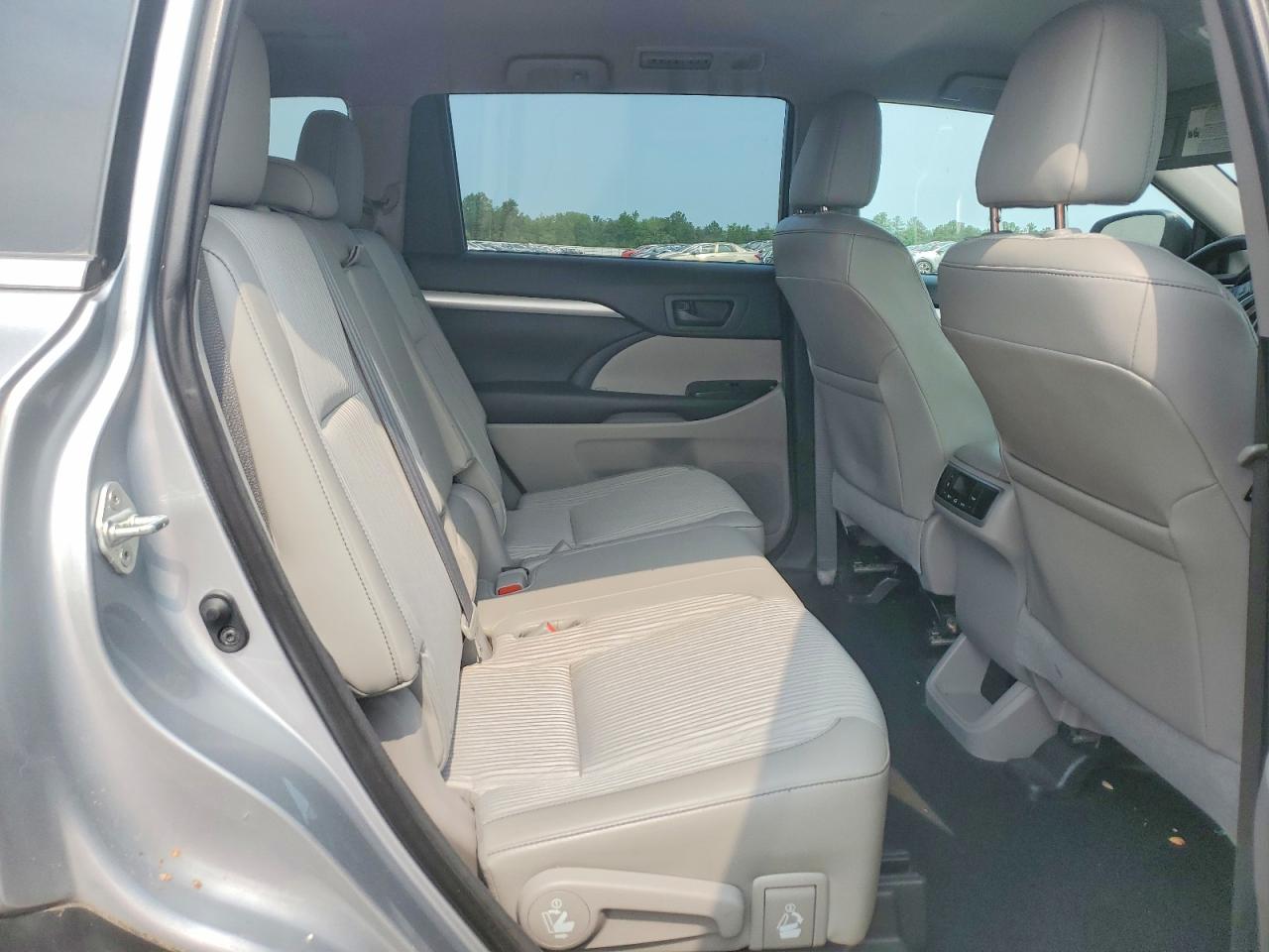 2015 Toyota Highlander Le Plus Серебряный vin: 5TDBKRFH5FS193885