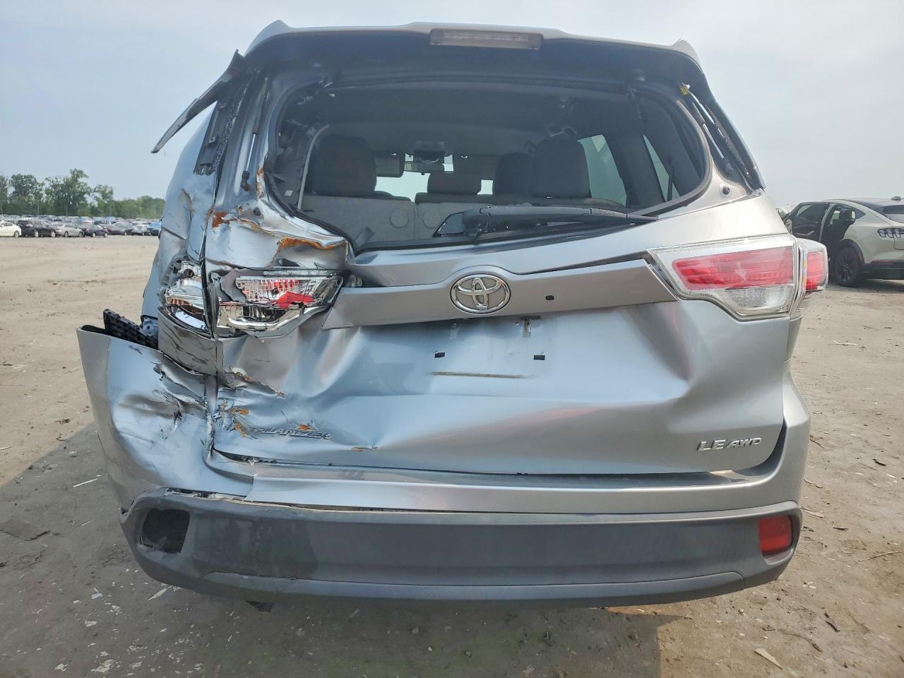 2015 Toyota Highlander Le Plus Серебряный vin: 5TDBKRFH5FS193885