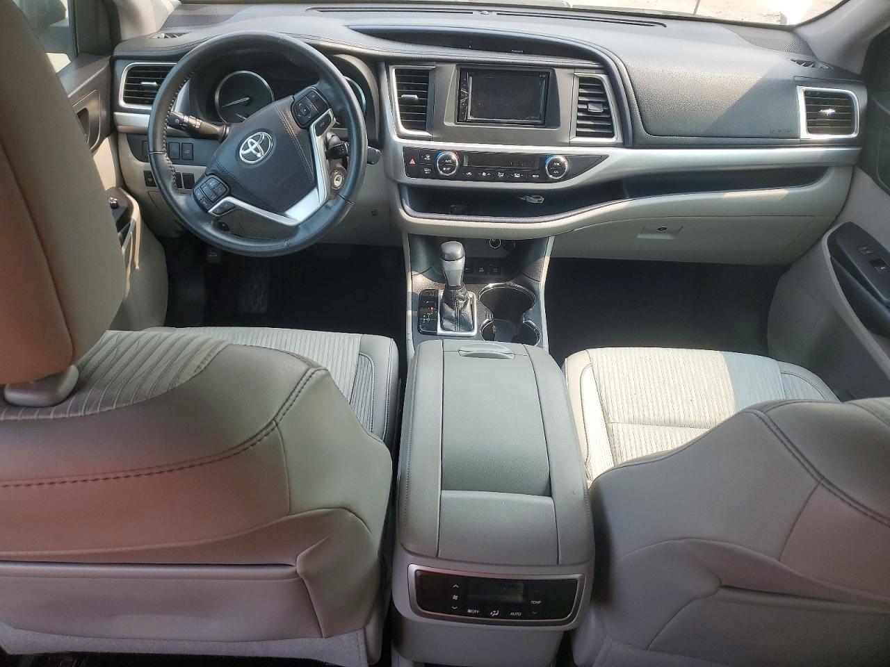 2015 Toyota Highlander Le Plus Серебряный vin: 5TDBKRFH5FS193885