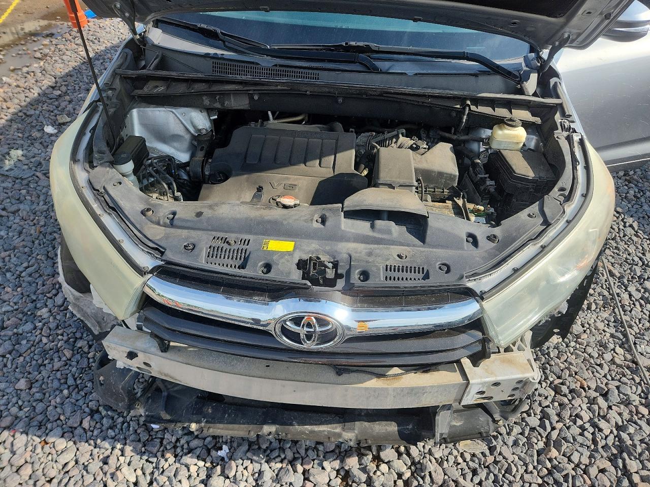 2015 Toyota Highlander Le Plus Silver vin: 5TDBKRFH5FS204626