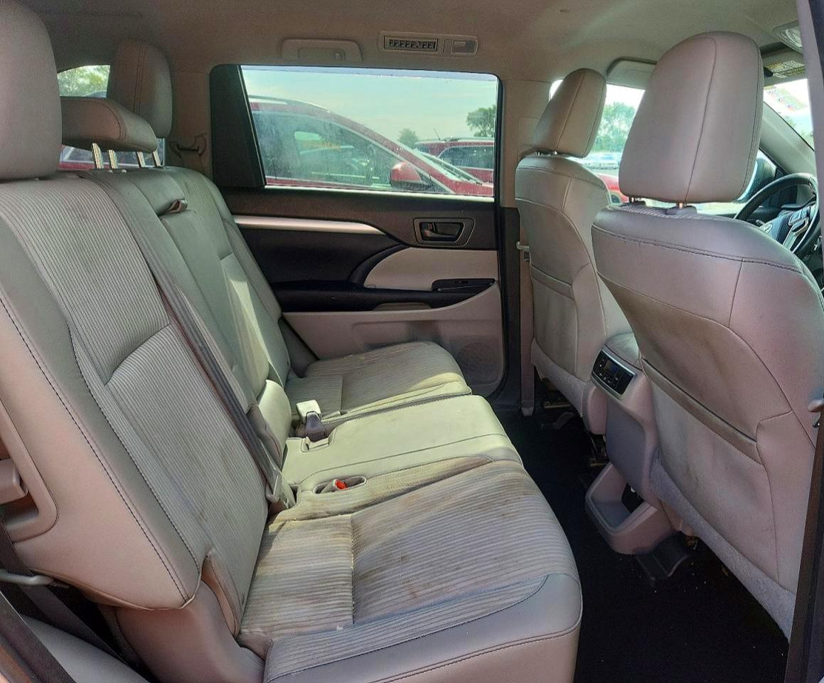 2015 Toyota Highlander Le Plus Silver vin: 5TDBKRFH5FS204626