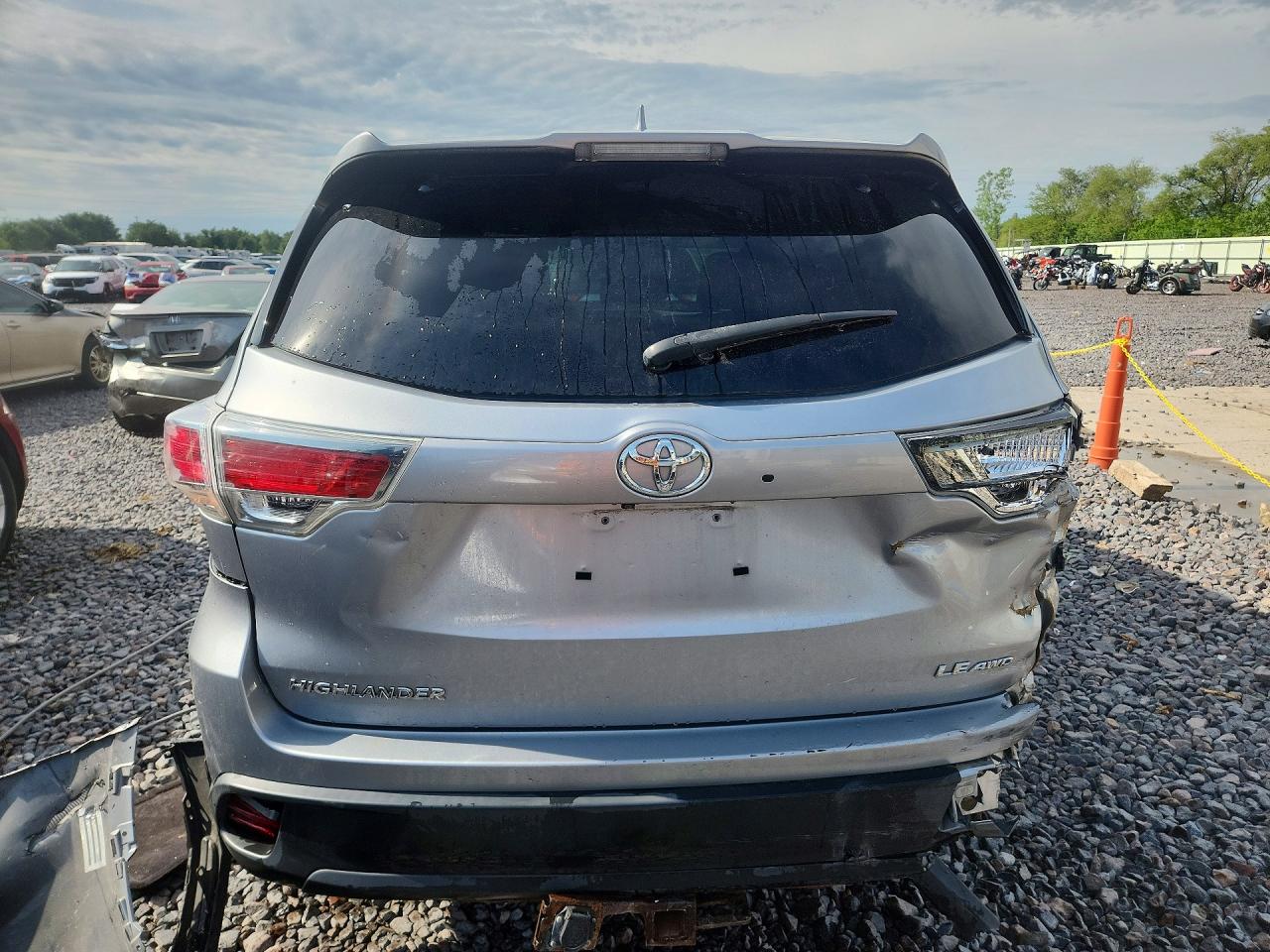 2015 Toyota Highlander Le Plus Silver vin: 5TDBKRFH5FS204626