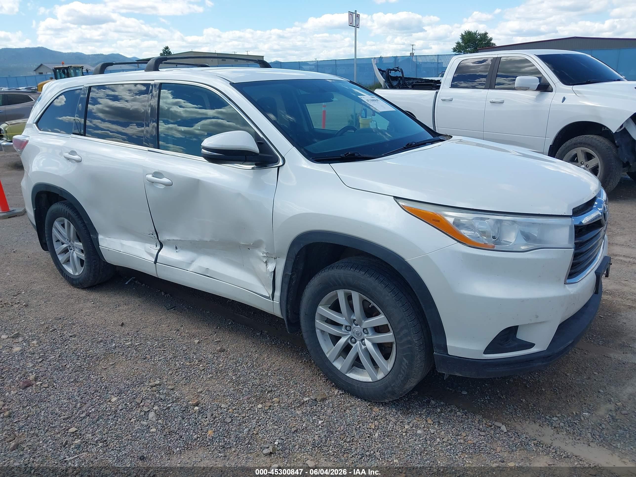 2014 Toyota Highlander Le V6 White vin: 5TDBKRFH6ES008743