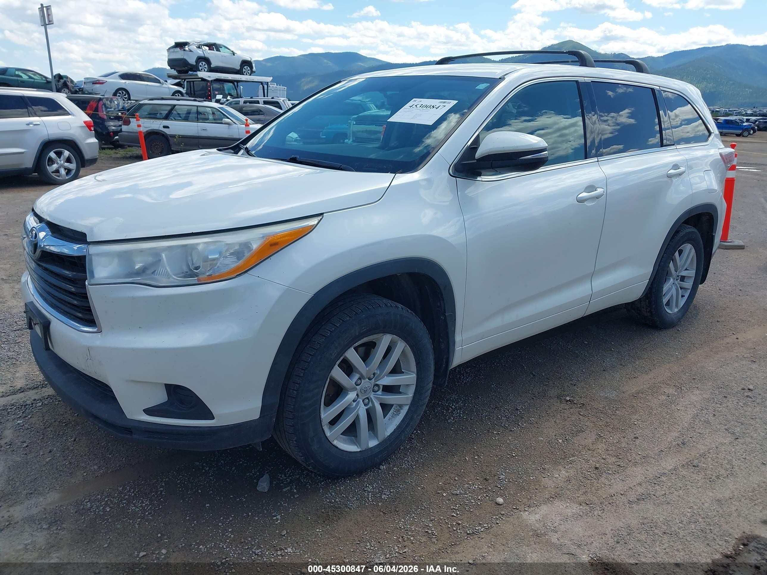2014 Toyota Highlander Le V6 White vin: 5TDBKRFH6ES008743