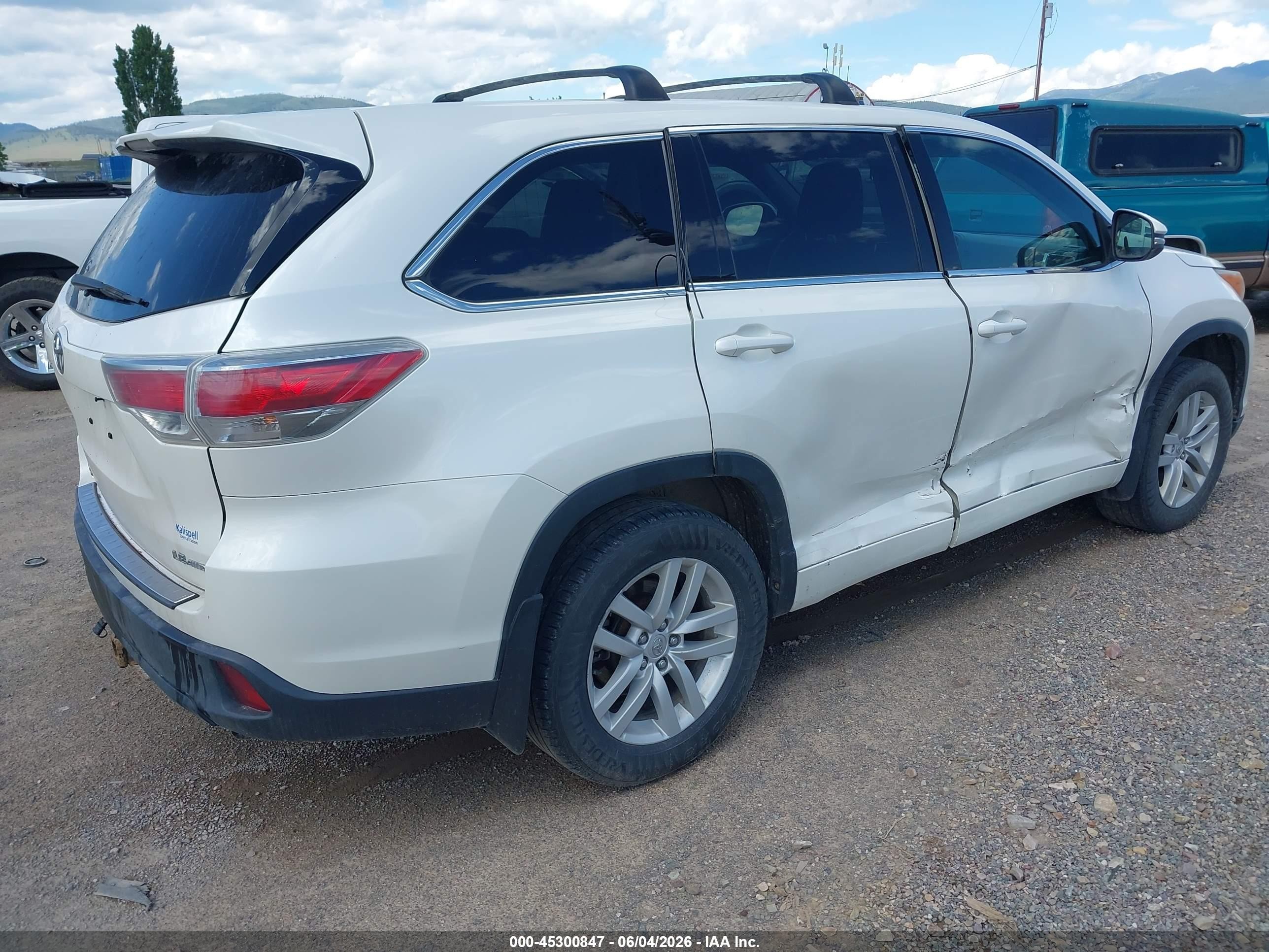 2014 Toyota Highlander Le V6 White vin: 5TDBKRFH6ES008743