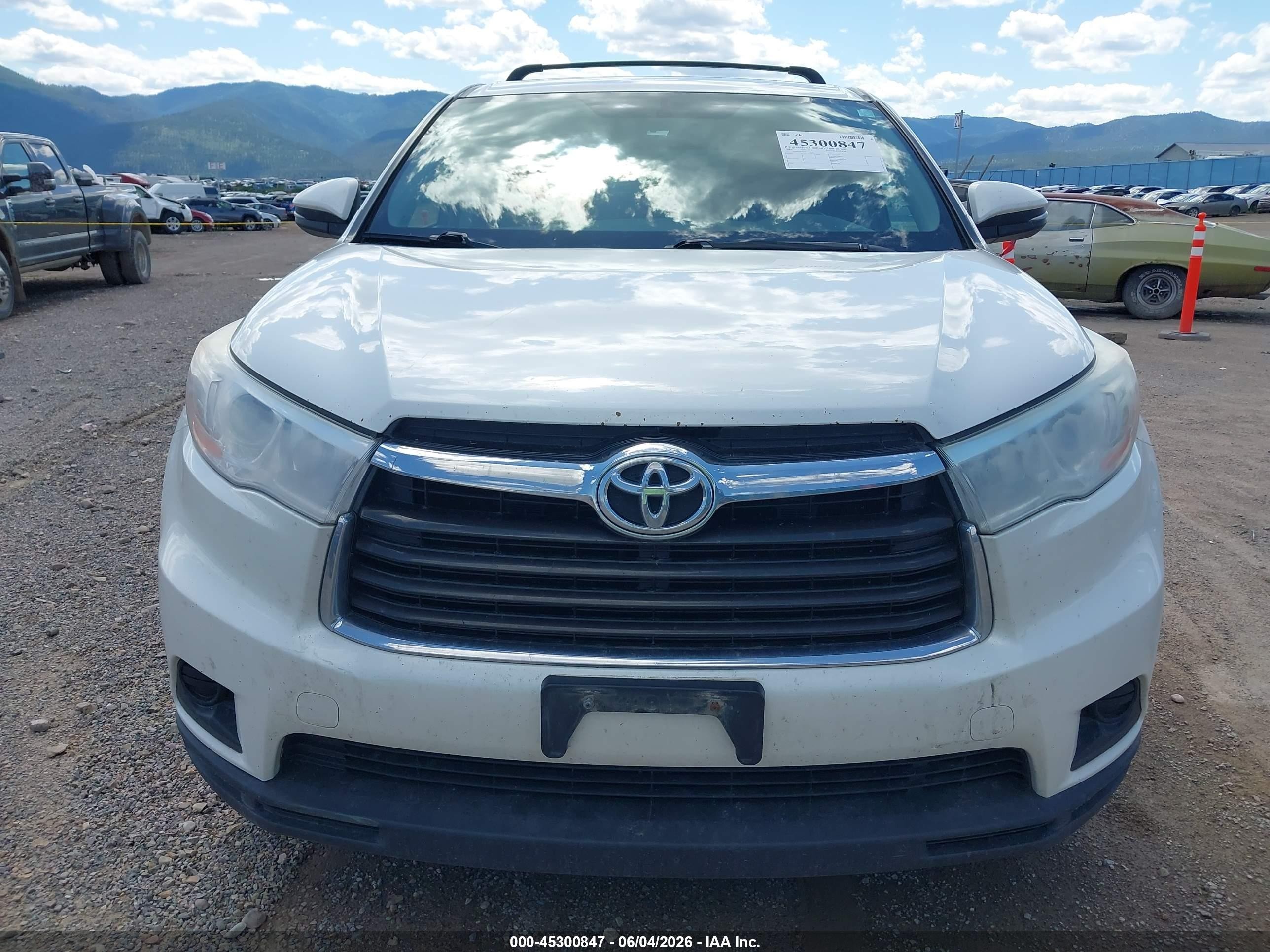 2014 Toyota Highlander Le V6 White vin: 5TDBKRFH6ES008743