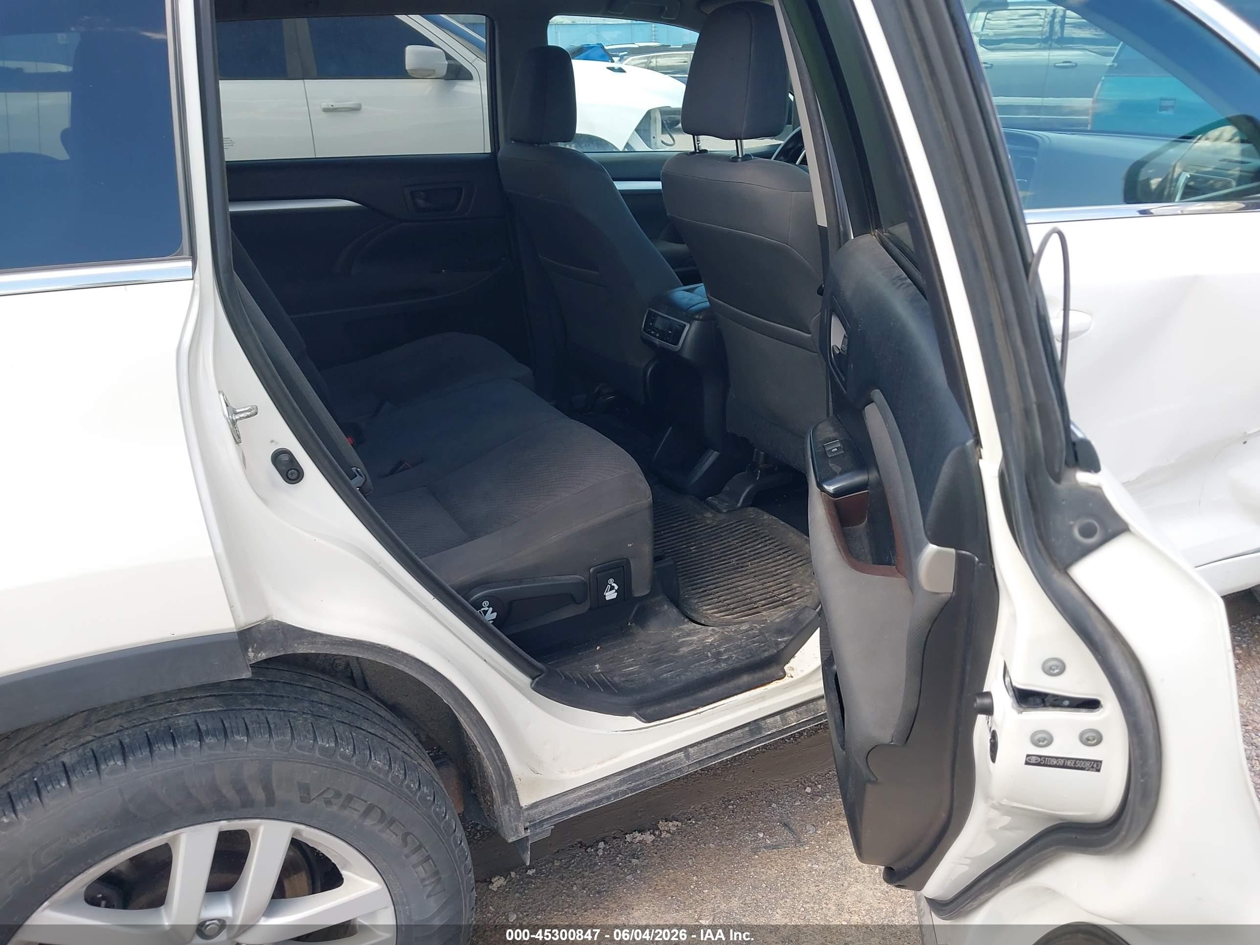 2014 Toyota Highlander Le V6 White vin: 5TDBKRFH6ES008743