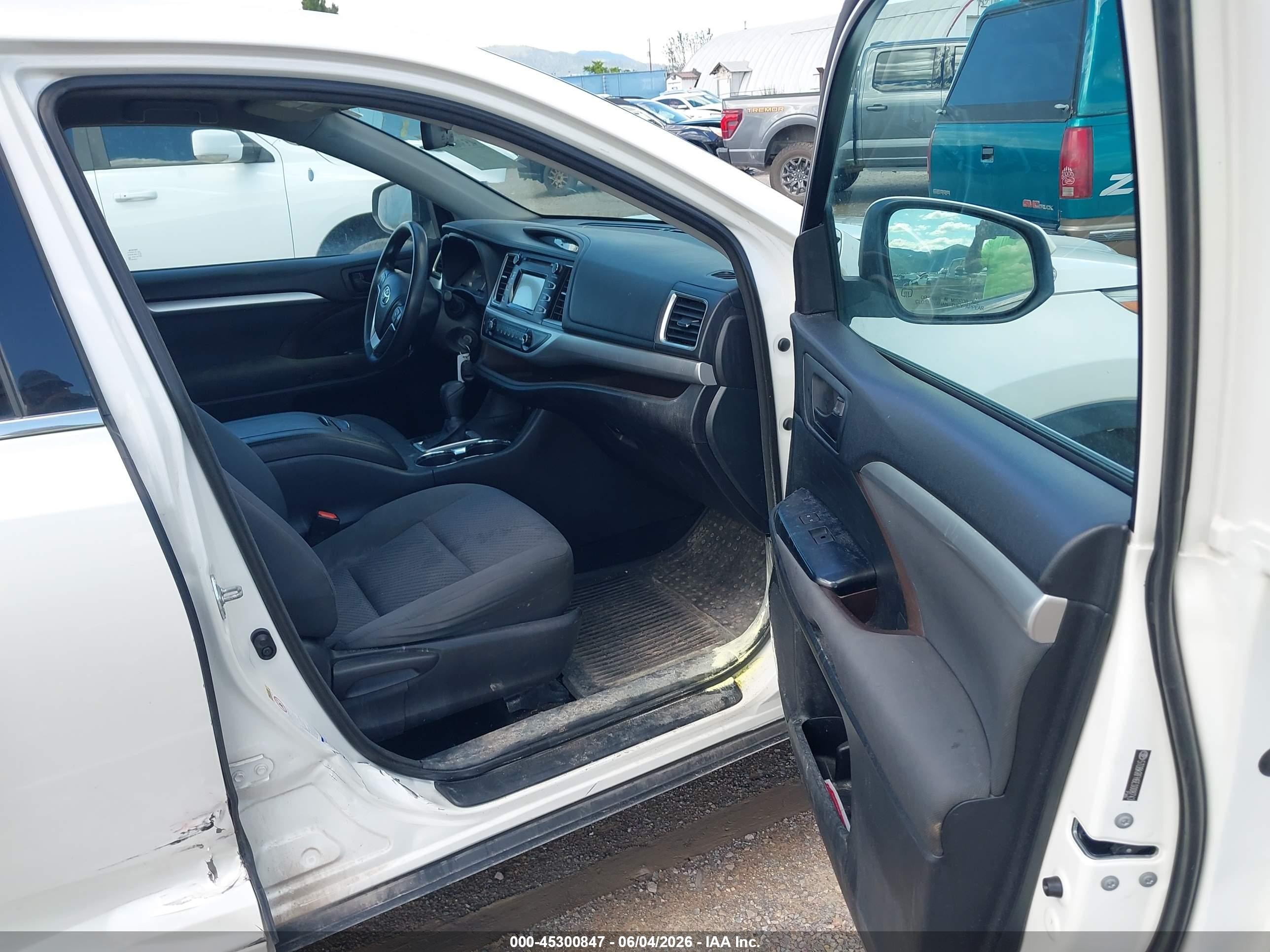 2014 Toyota Highlander Le V6 White vin: 5TDBKRFH6ES008743