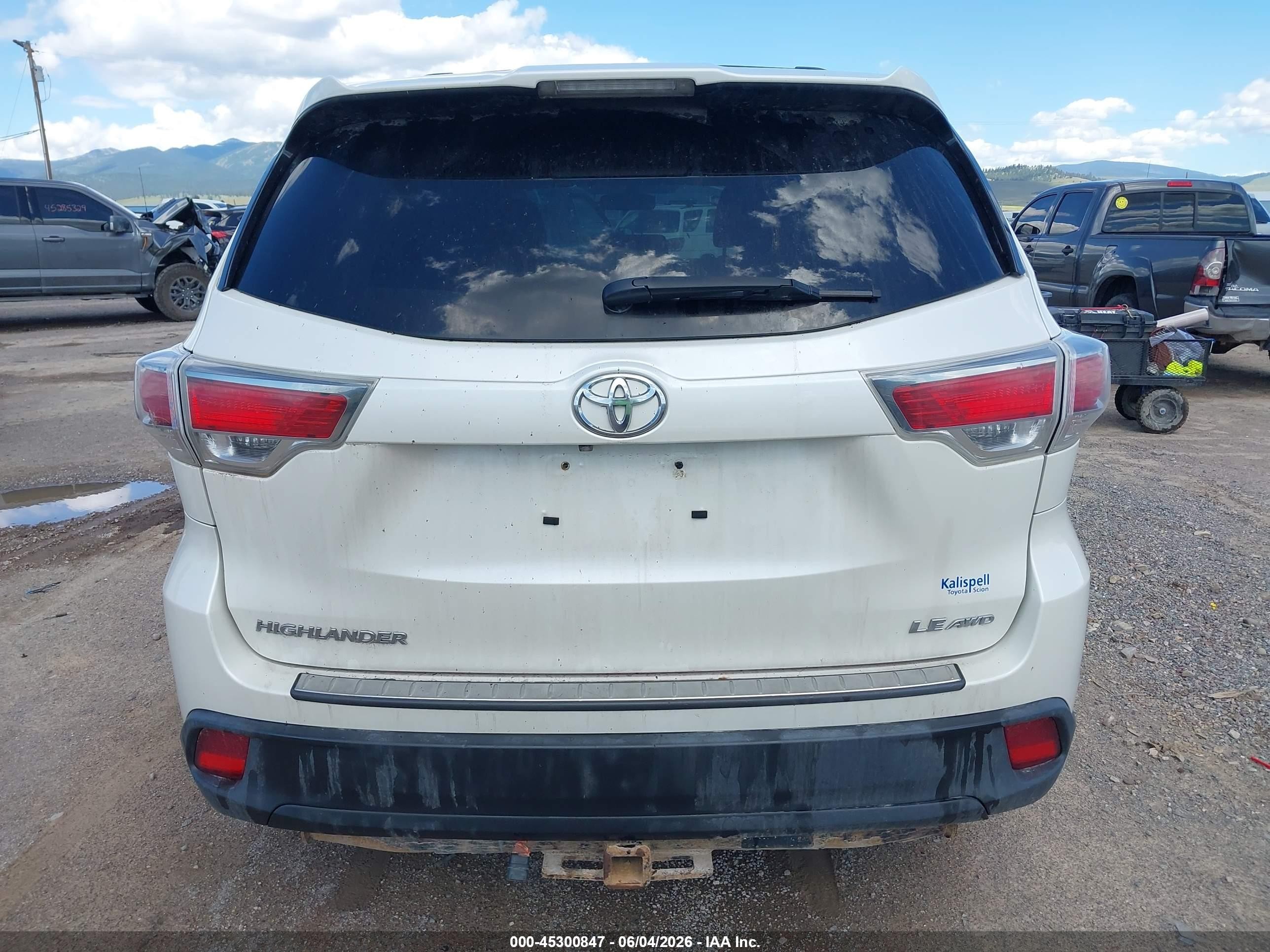 2014 Toyota Highlander Le V6 White vin: 5TDBKRFH6ES008743