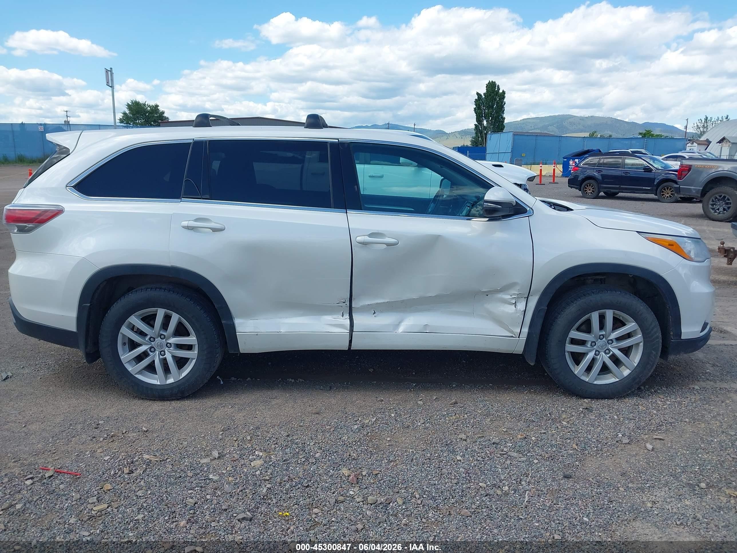 2014 Toyota Highlander Le V6 White vin: 5TDBKRFH6ES008743