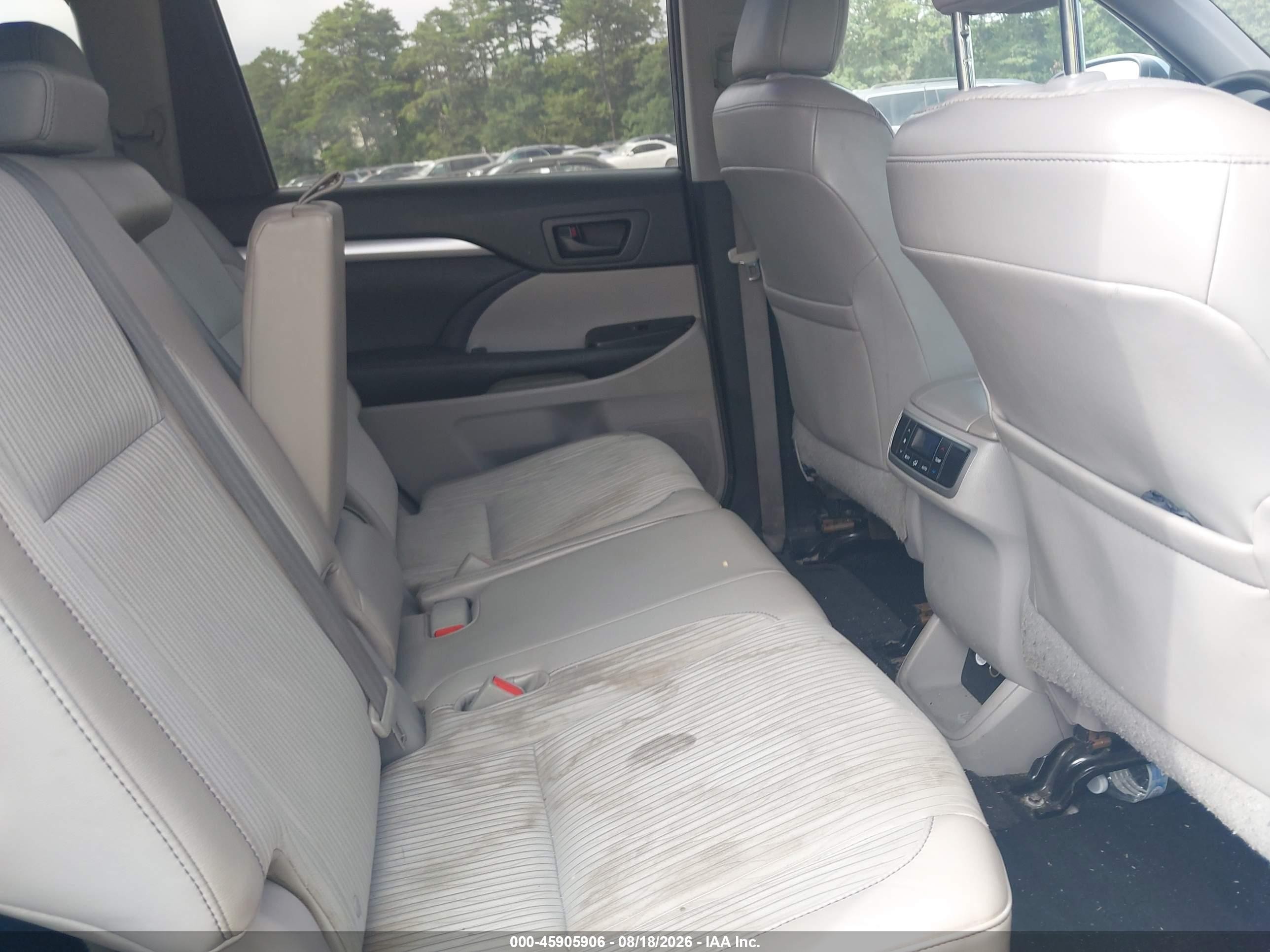 2015 Toyota Highlander Le Plus V6 Silver vin: 5TDBKRFH6FS112442
