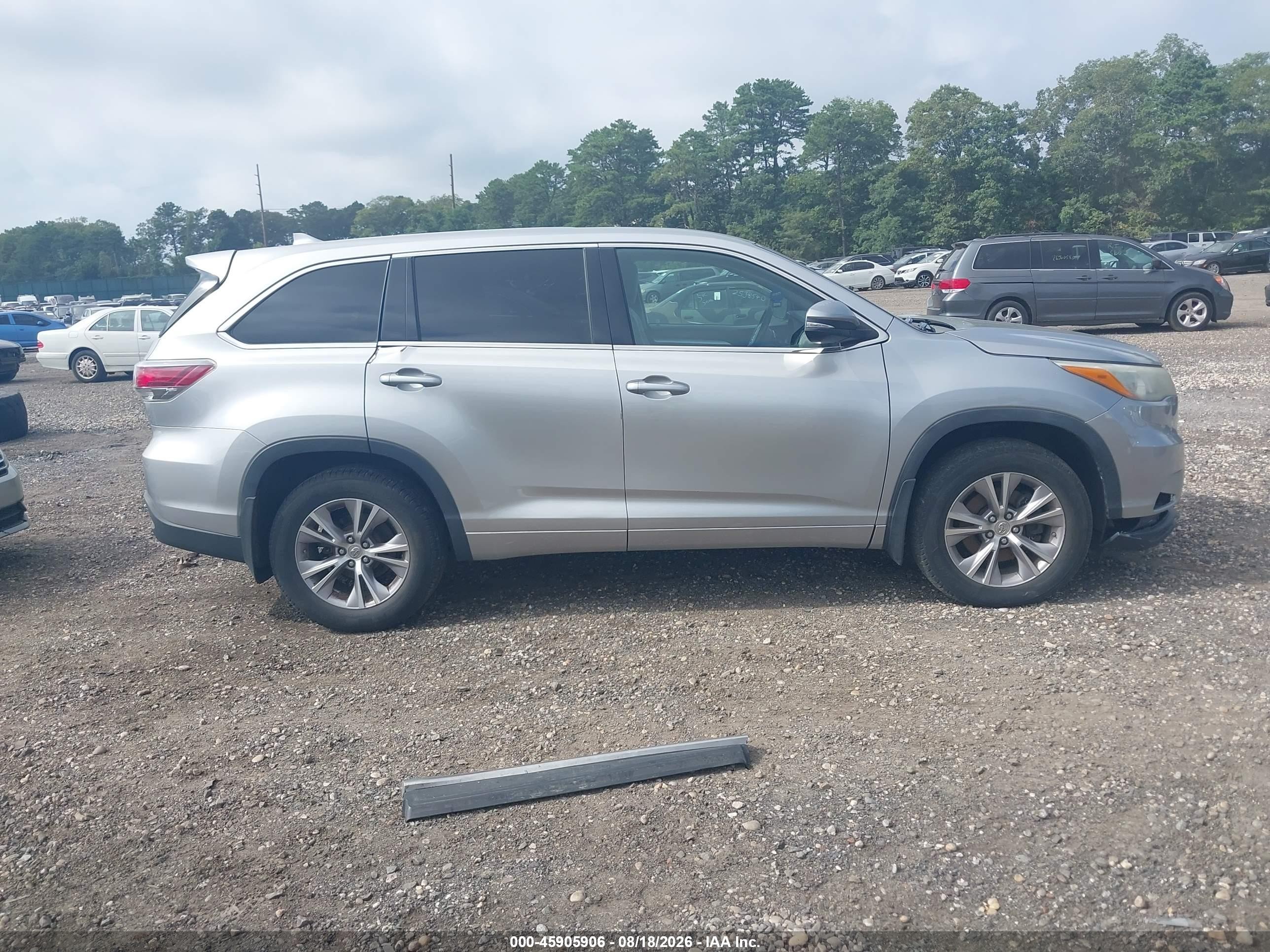 2015 Toyota Highlander Le Plus V6 Silver vin: 5TDBKRFH6FS112442