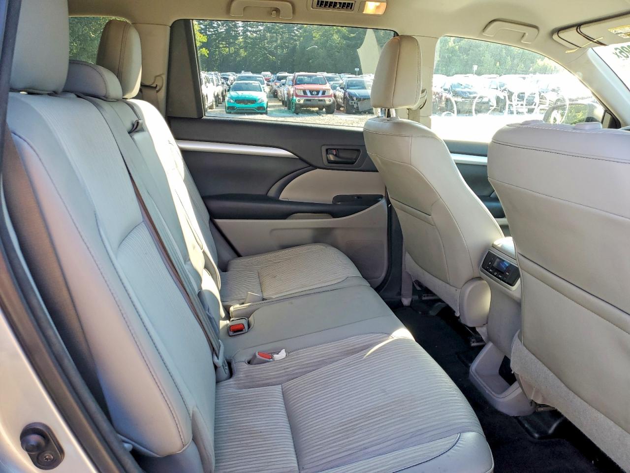 2015 Toyota Highlander Le Plus Silver vin: 5TDBKRFH6FS113638