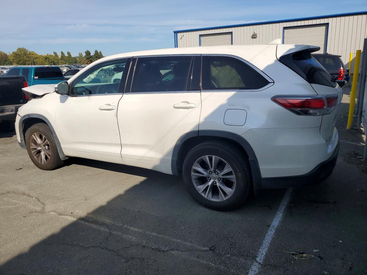 2015 Toyota Highlander Le Plus White vin: 5TDBKRFH6FS138121