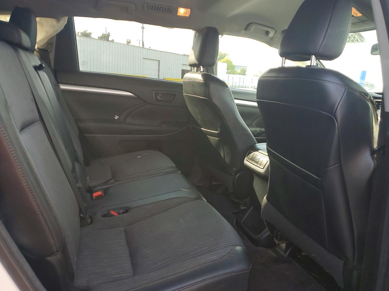 2015 Toyota Highlander Le Plus White vin: 5TDBKRFH6FS138121