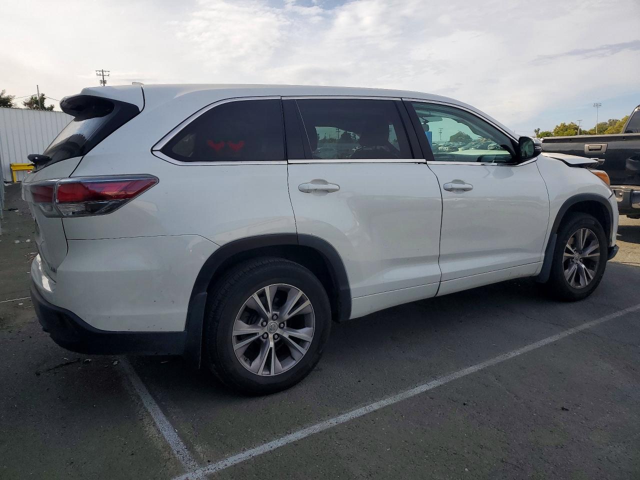 2015 Toyota Highlander Le Plus White vin: 5TDBKRFH6FS138121