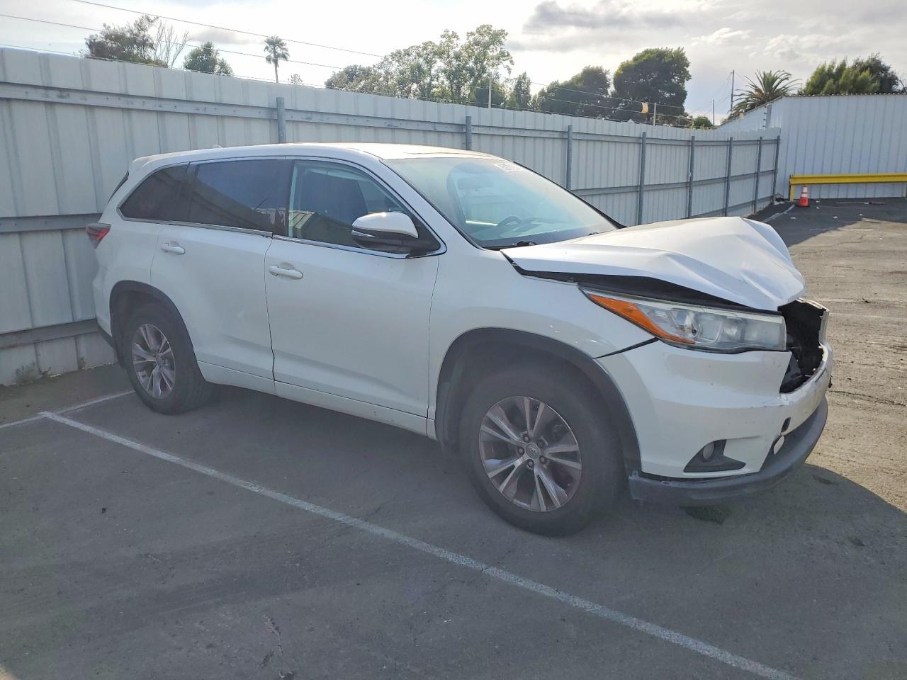 2015 Toyota Highlander Le Plus White vin: 5TDBKRFH6FS138121