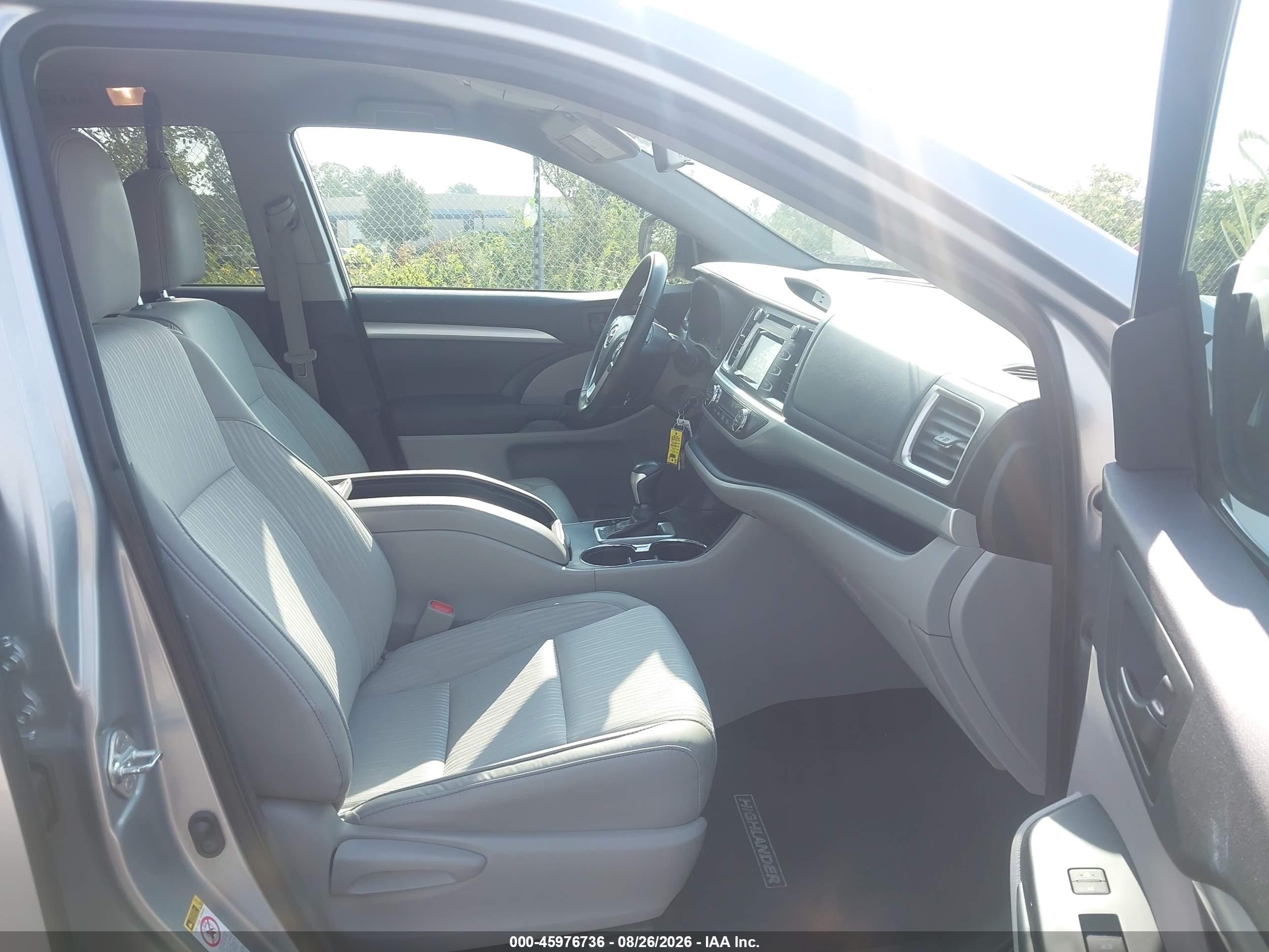 2015 Toyota Highlander Le Plus V6 Silver vin: 5TDBKRFH6FS184273