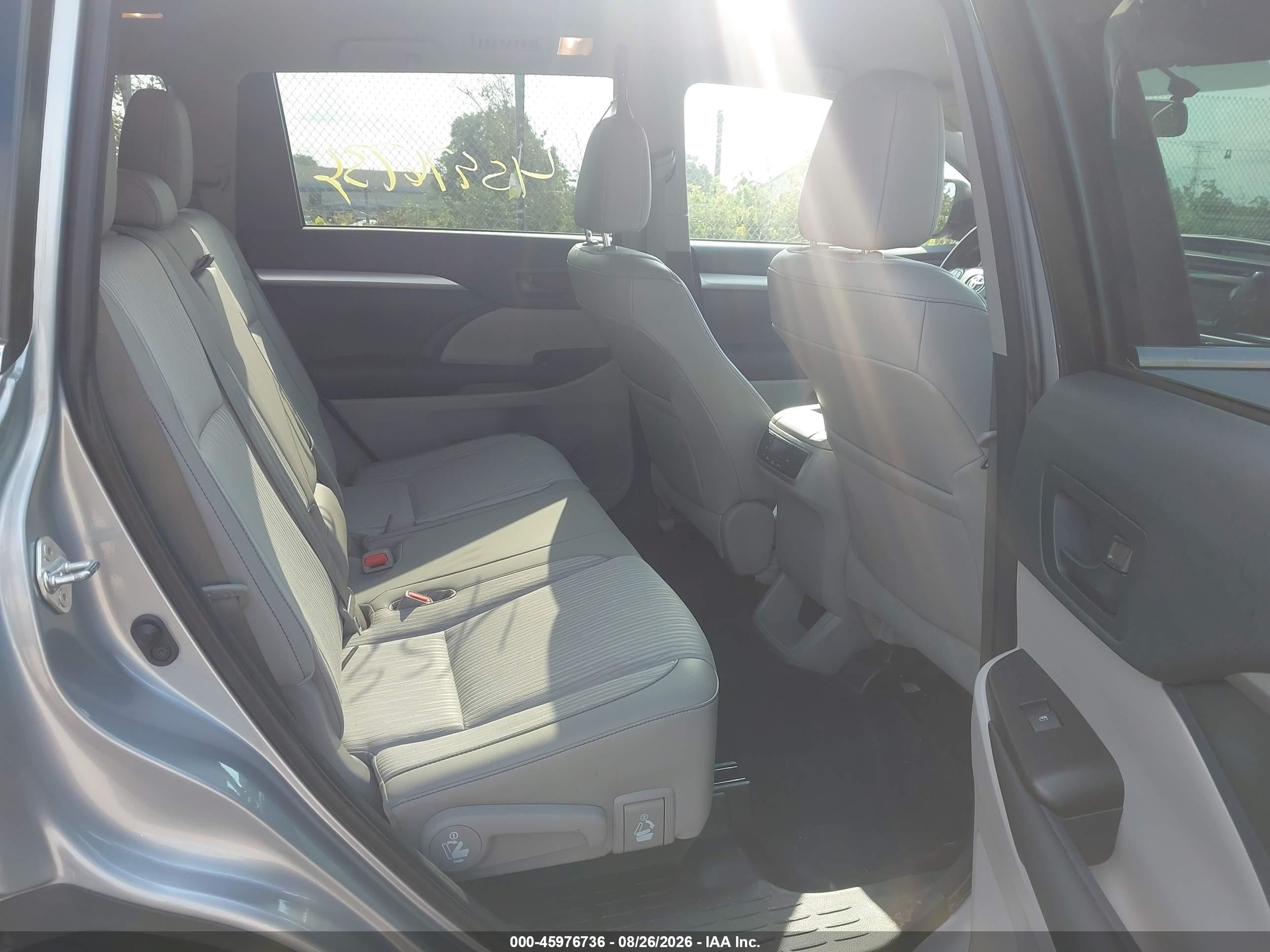 2015 Toyota Highlander Le Plus V6 Silver vin: 5TDBKRFH6FS184273