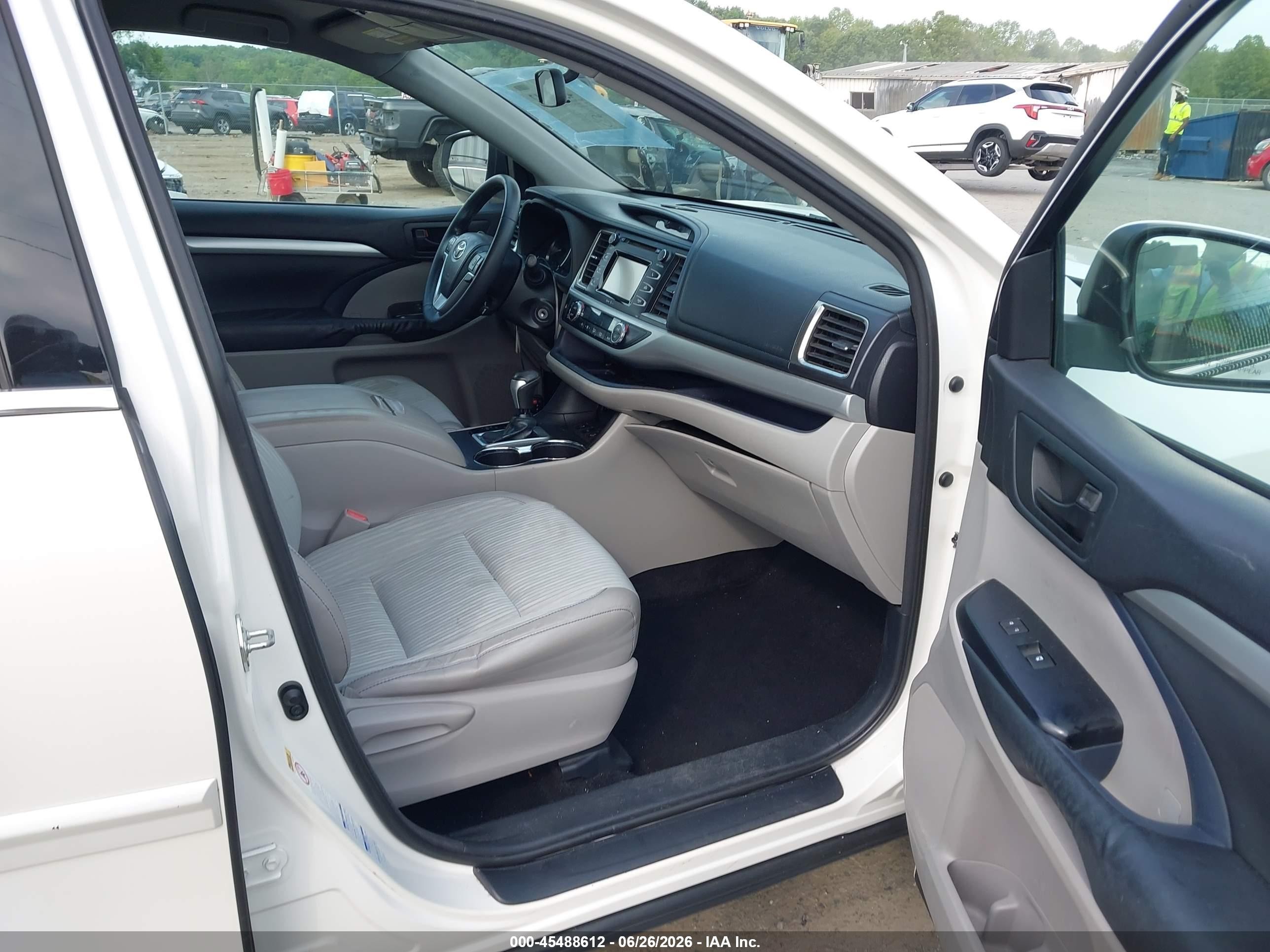 2014 Toyota Highlander Le Plus V6 White vin: 5TDBKRFH7ES013109