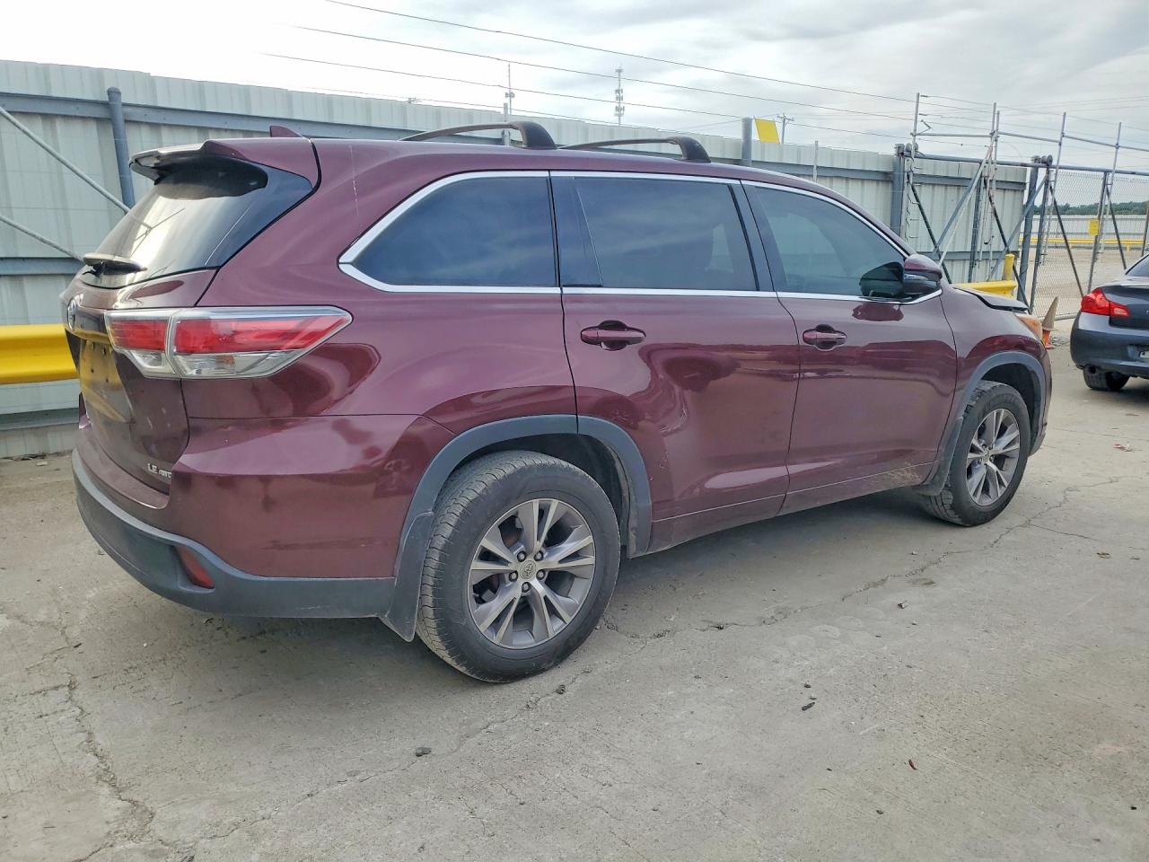 2015 Toyota Highlander Le Plus Burgundy vin: 5TDBKRFH7FS076101