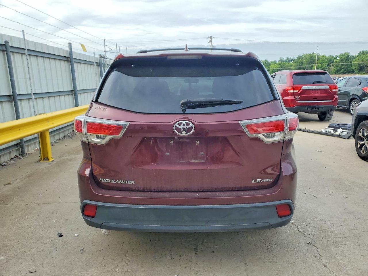 2015 Toyota Highlander Le Plus Burgundy vin: 5TDBKRFH7FS076101