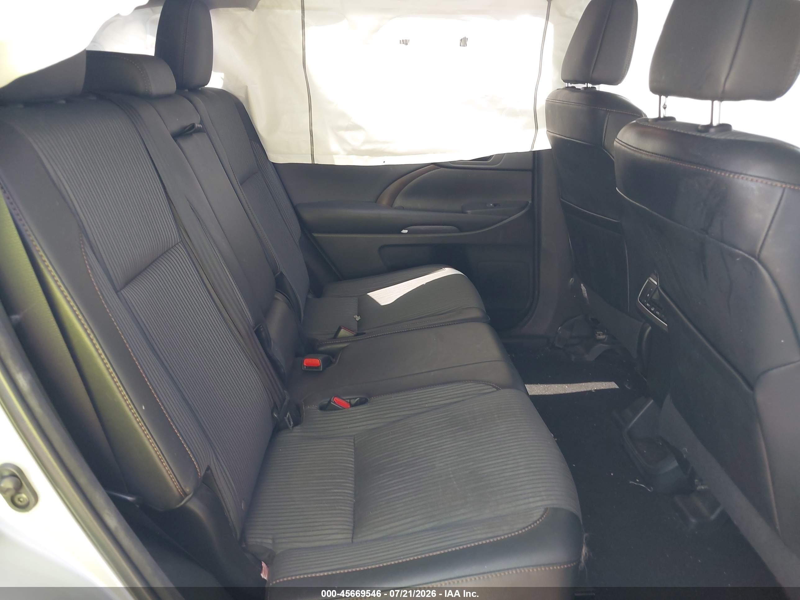 2015 Toyota Highlander Le Plus V6 Серебряный vin: 5TDBKRFH7FS080908