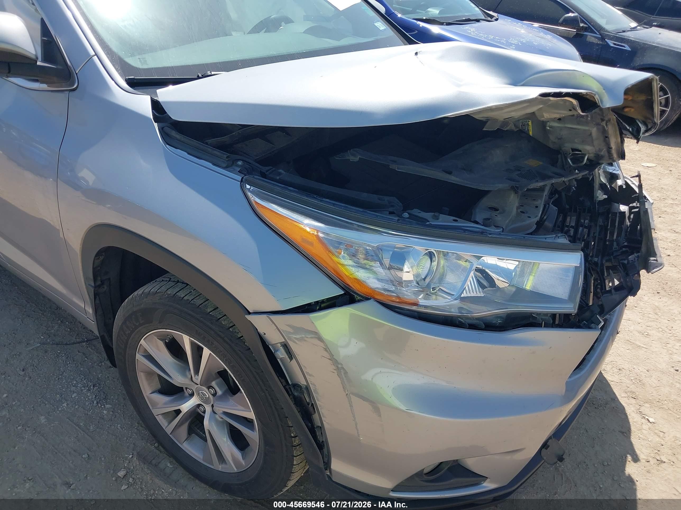 2015 Toyota Highlander Le Plus V6 Серебряный vin: 5TDBKRFH7FS080908