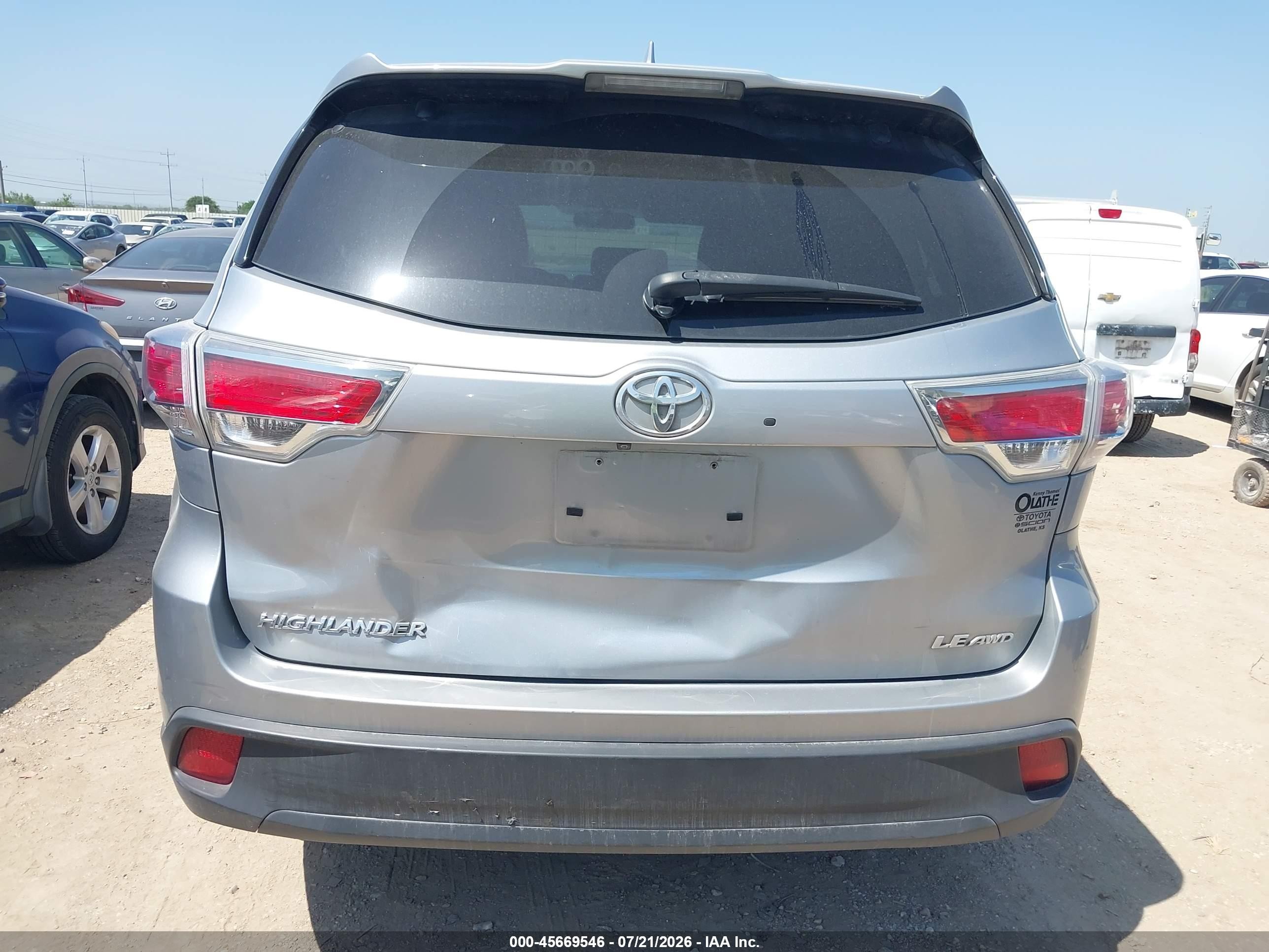 2015 Toyota Highlander Le Plus V6 Серебряный vin: 5TDBKRFH7FS080908