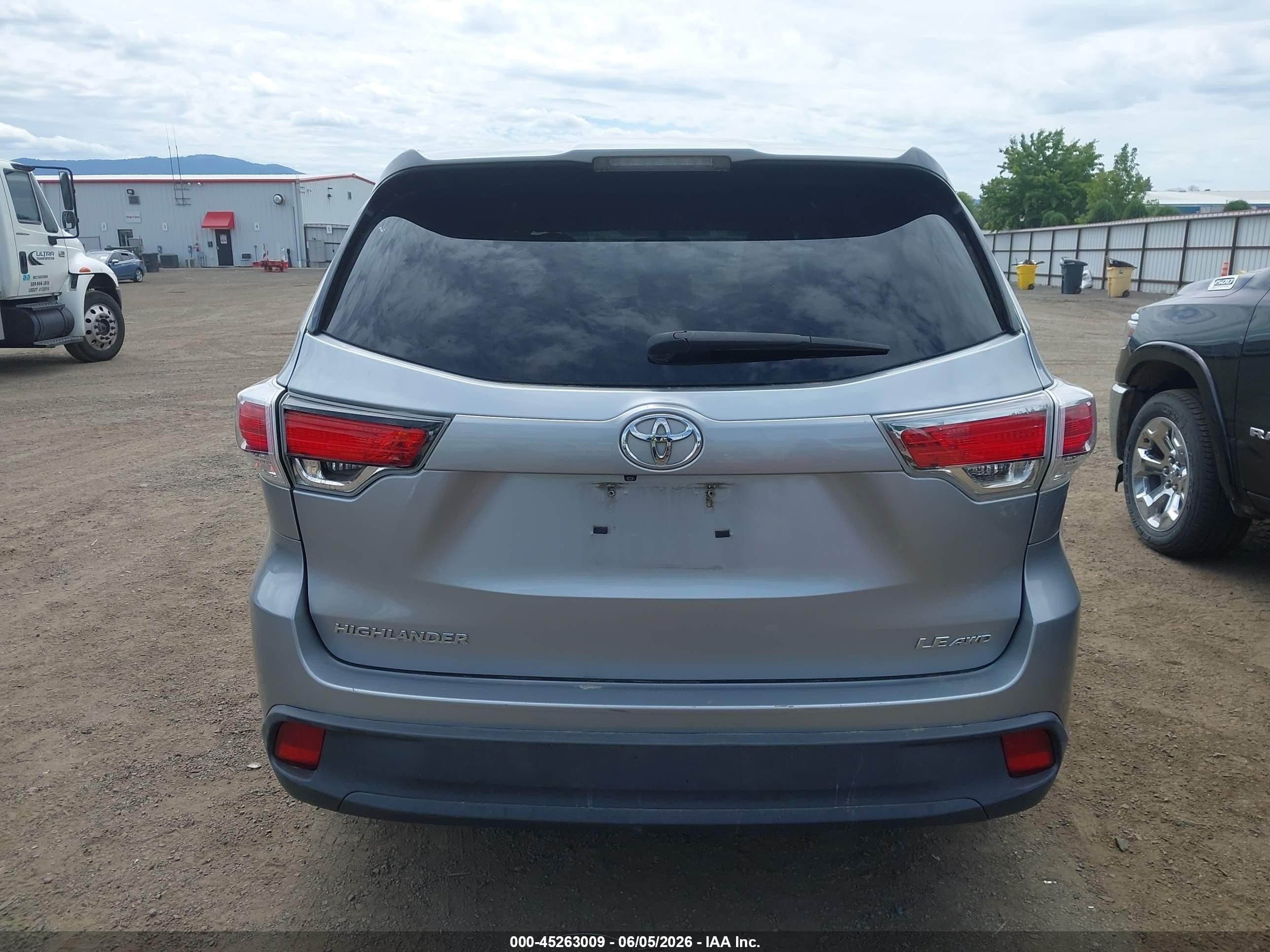 2014 Toyota Highlander Le V6 Silver vin: 5TDBKRFH8ES009814