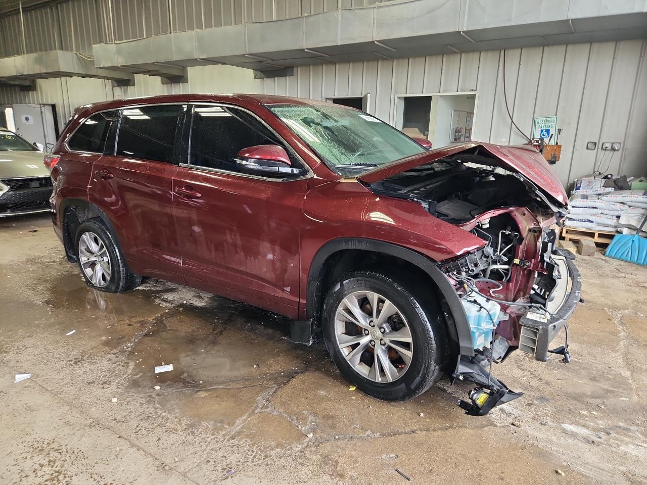 2014 Toyota Highlander Le Plus Burgundy vin: 5TDBKRFH8ES031585 Damage: Windshield, Broken, Replacement Required