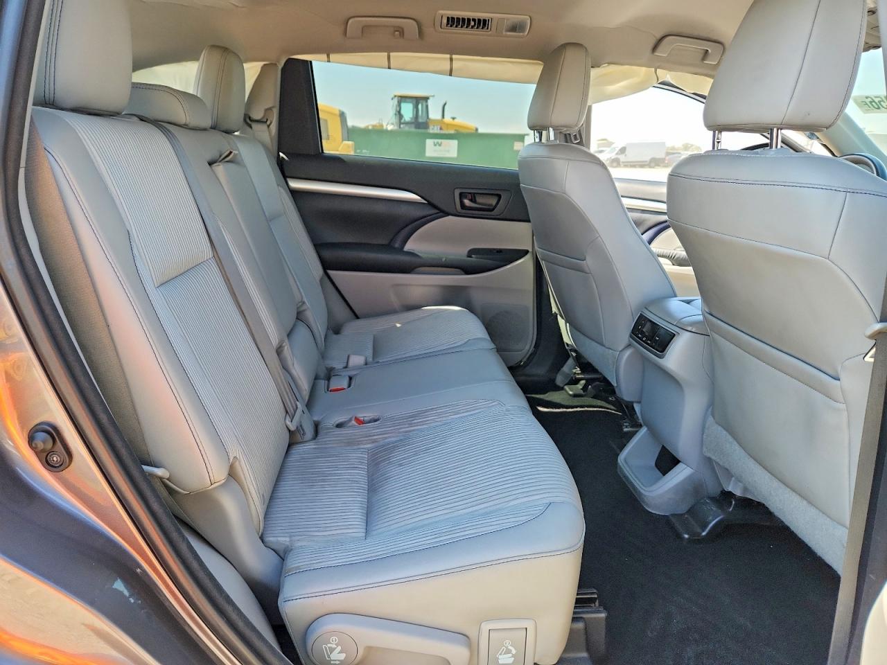 2015 Toyota Highlander Le Plus Gray vin: 5TDBKRFH9FS102195