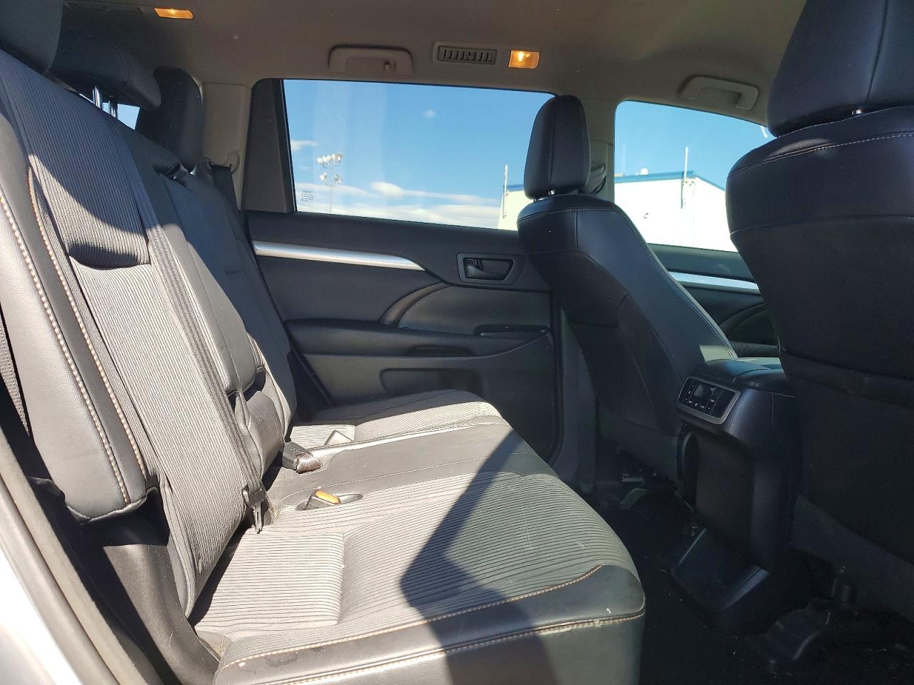 2015 Toyota Highlander Le Plus Silver vin: 5TDBKRFH9FS129851