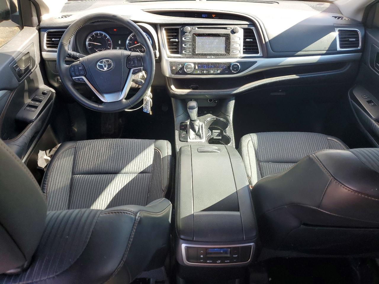 2015 Toyota Highlander Le Plus Silver vin: 5TDBKRFH9FS129851