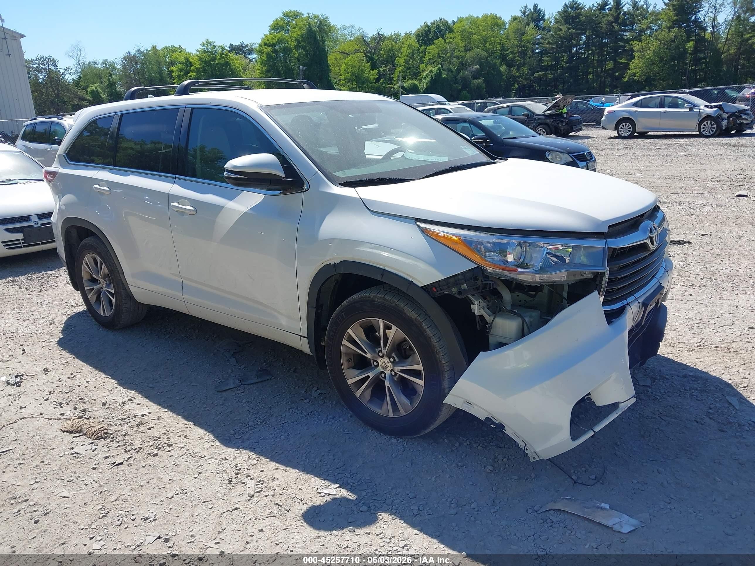 2015 Toyota Highlander Le Plus V6 Белый vin: 5TDBKRFH9FS145631